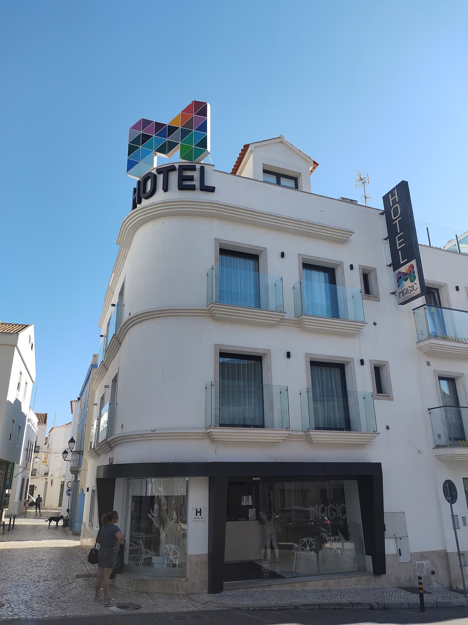 Hotel Magic (via Wikimedia Commons, CC BY-SA 3.0)
