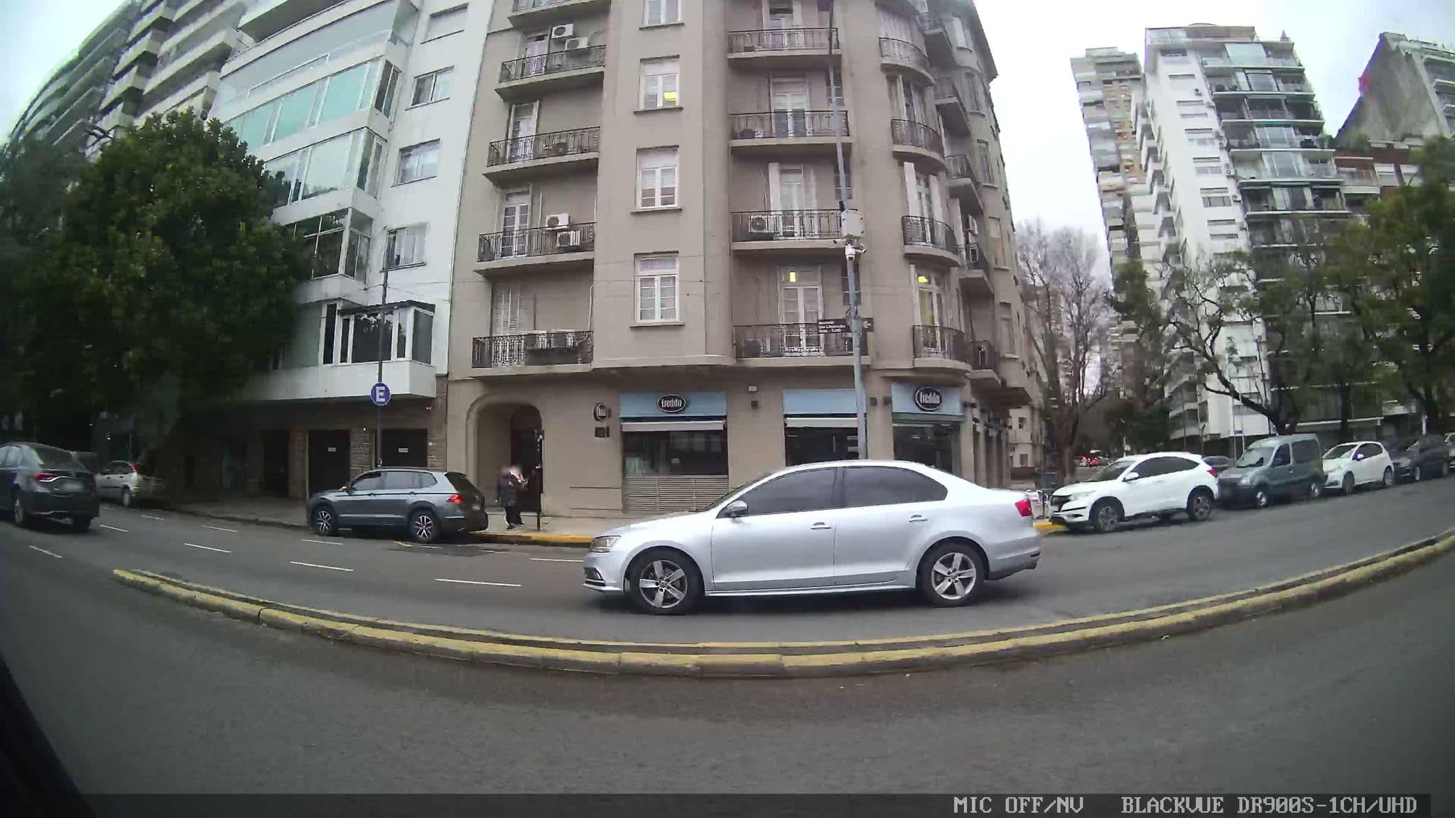 Street view near The Migueletes Plaza, Colegiales — © kaart_3 (CC BY-SA · Mapillary)