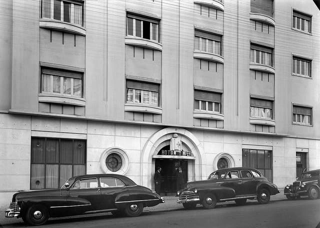 Hotel Britania (via Wikimedia Commons, Public domain)