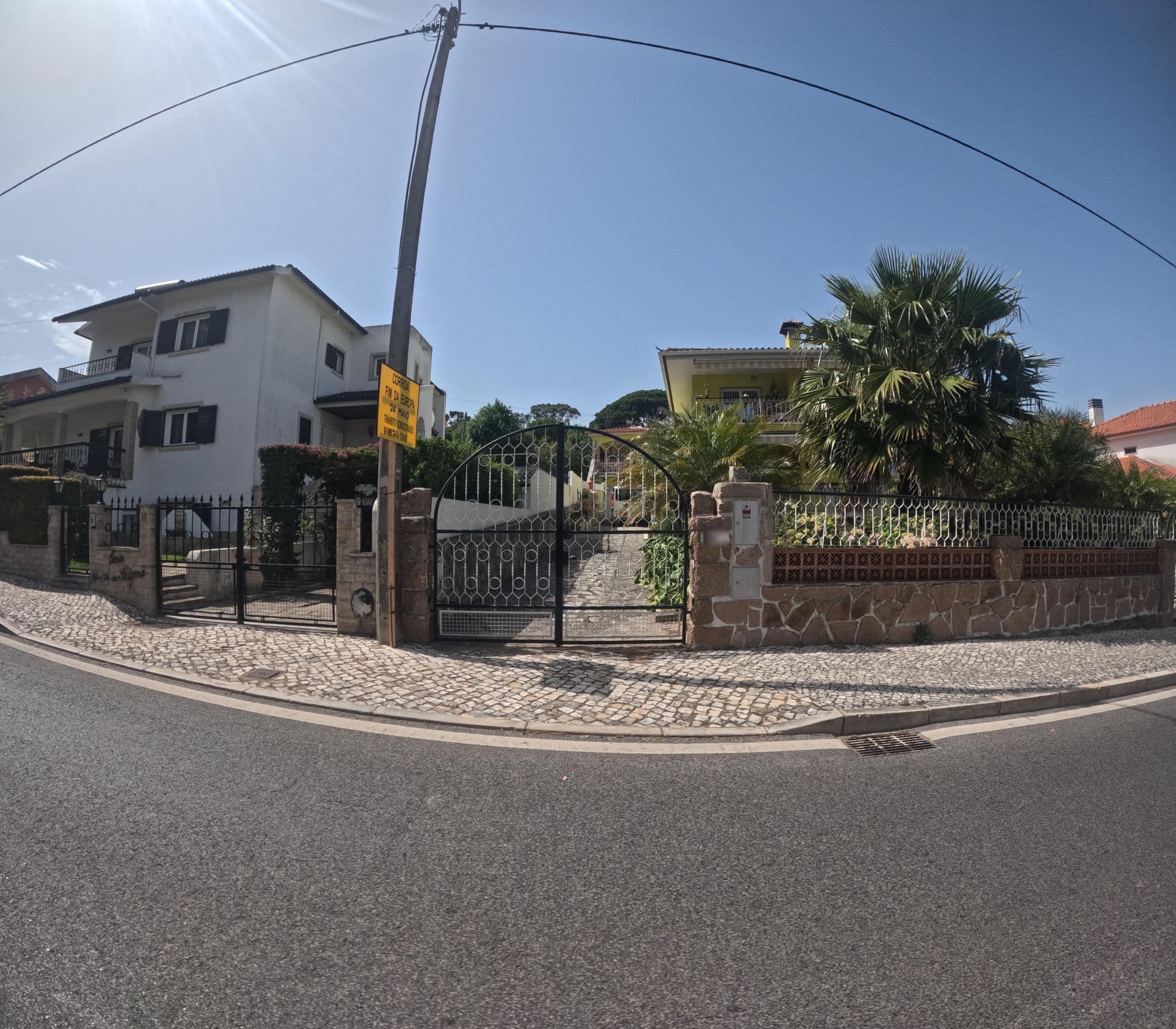 Street view near Moby Dick Lounge, Azoia — © danielagos12 (CC BY-SA · Mapillary)