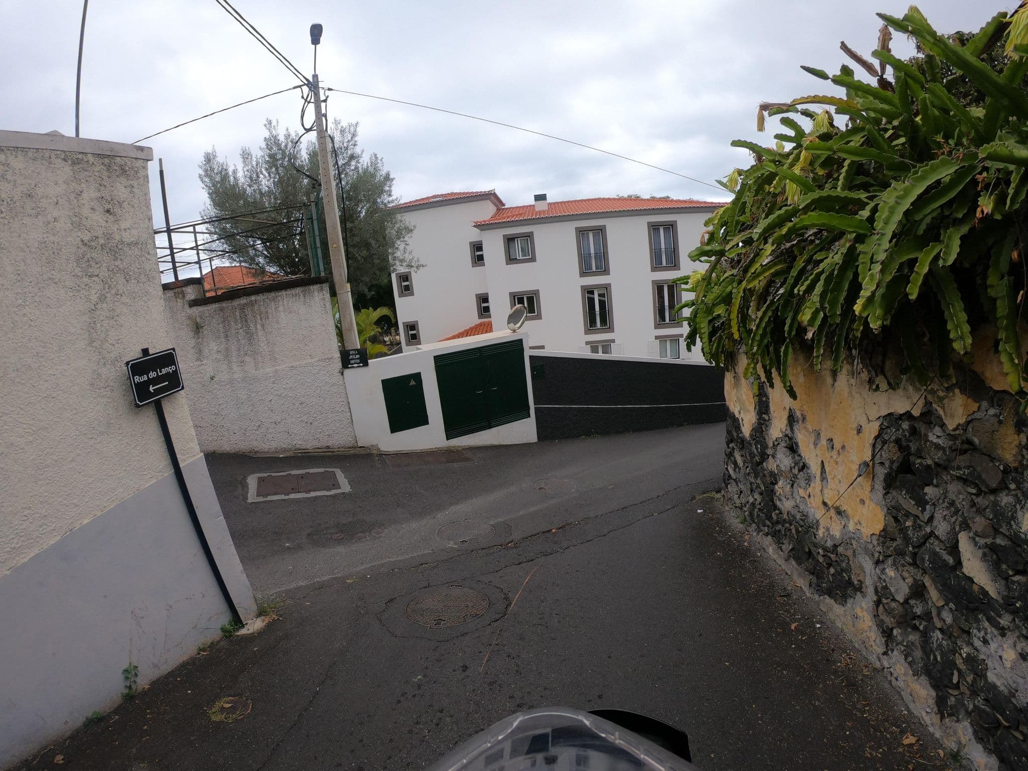 Street view near pool cottage, Santa Luzia — © filipesilva (CC BY-SA · Mapillary)