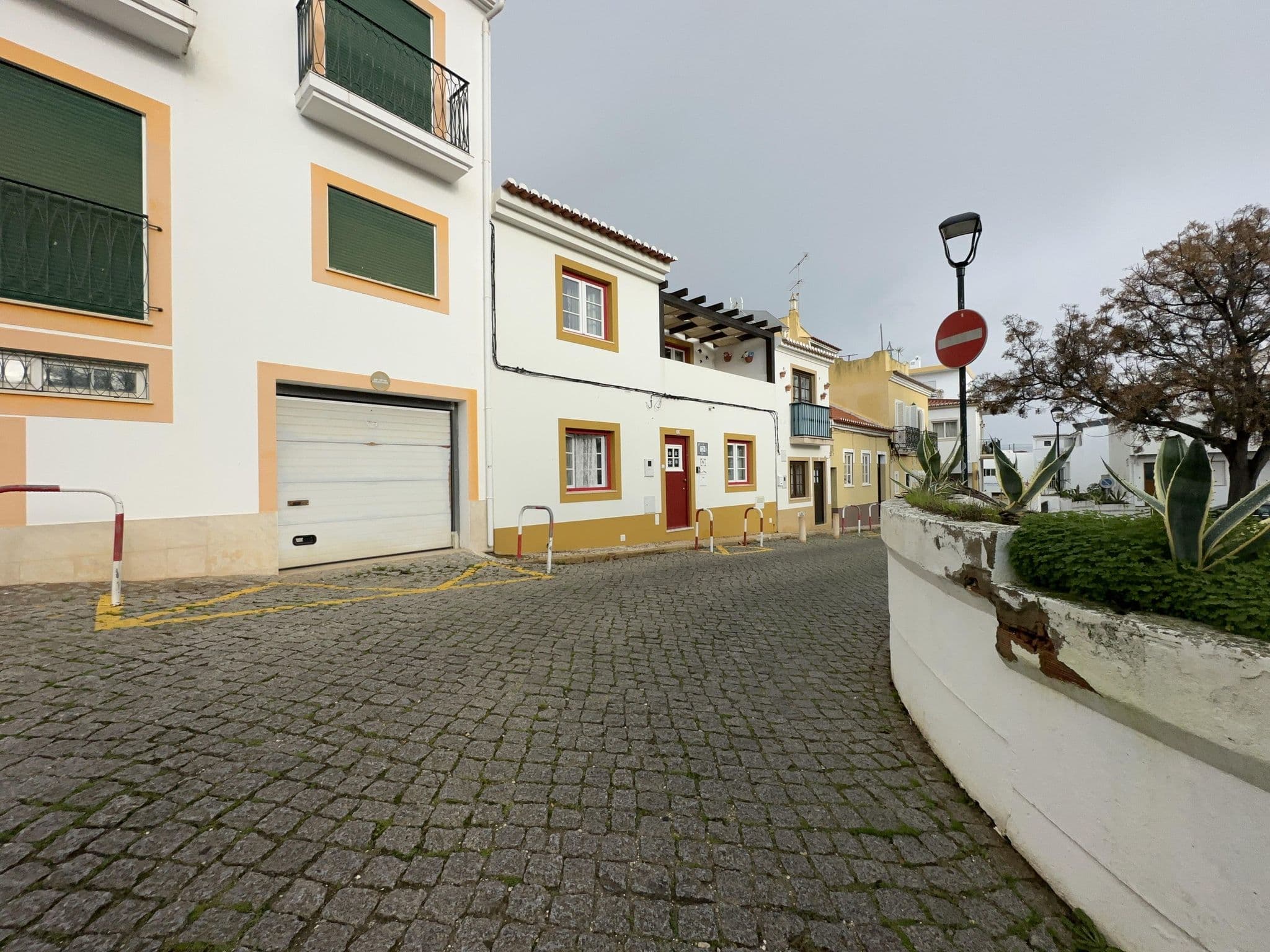 Street view near Casinha D’Avó Guesthouse, Lagos — © varun959 (CC BY-SA · Mapillary)