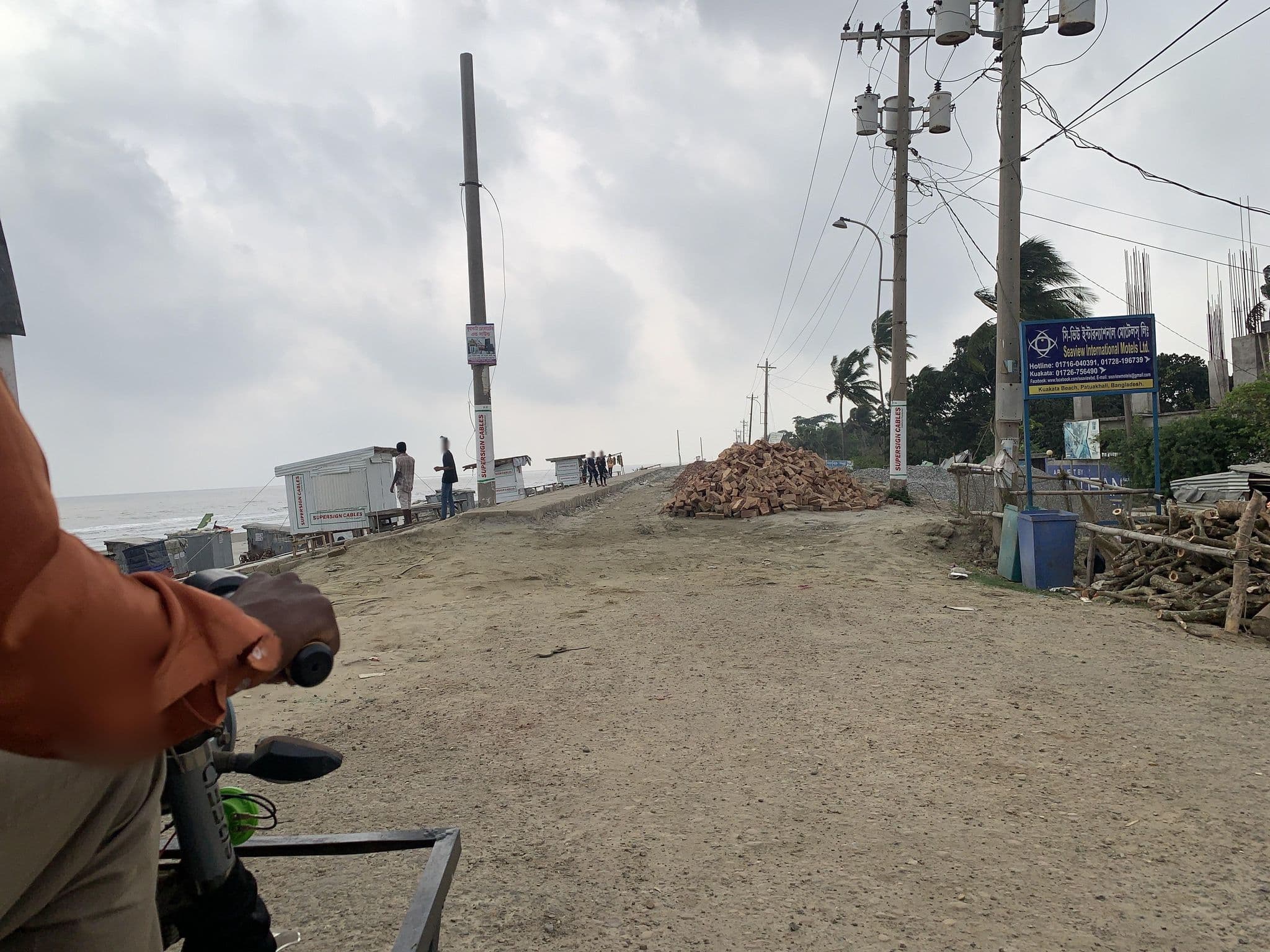 Street view near Biswas sea palace, Natona — © faiza_waziha (CC BY-SA · Mapillary)