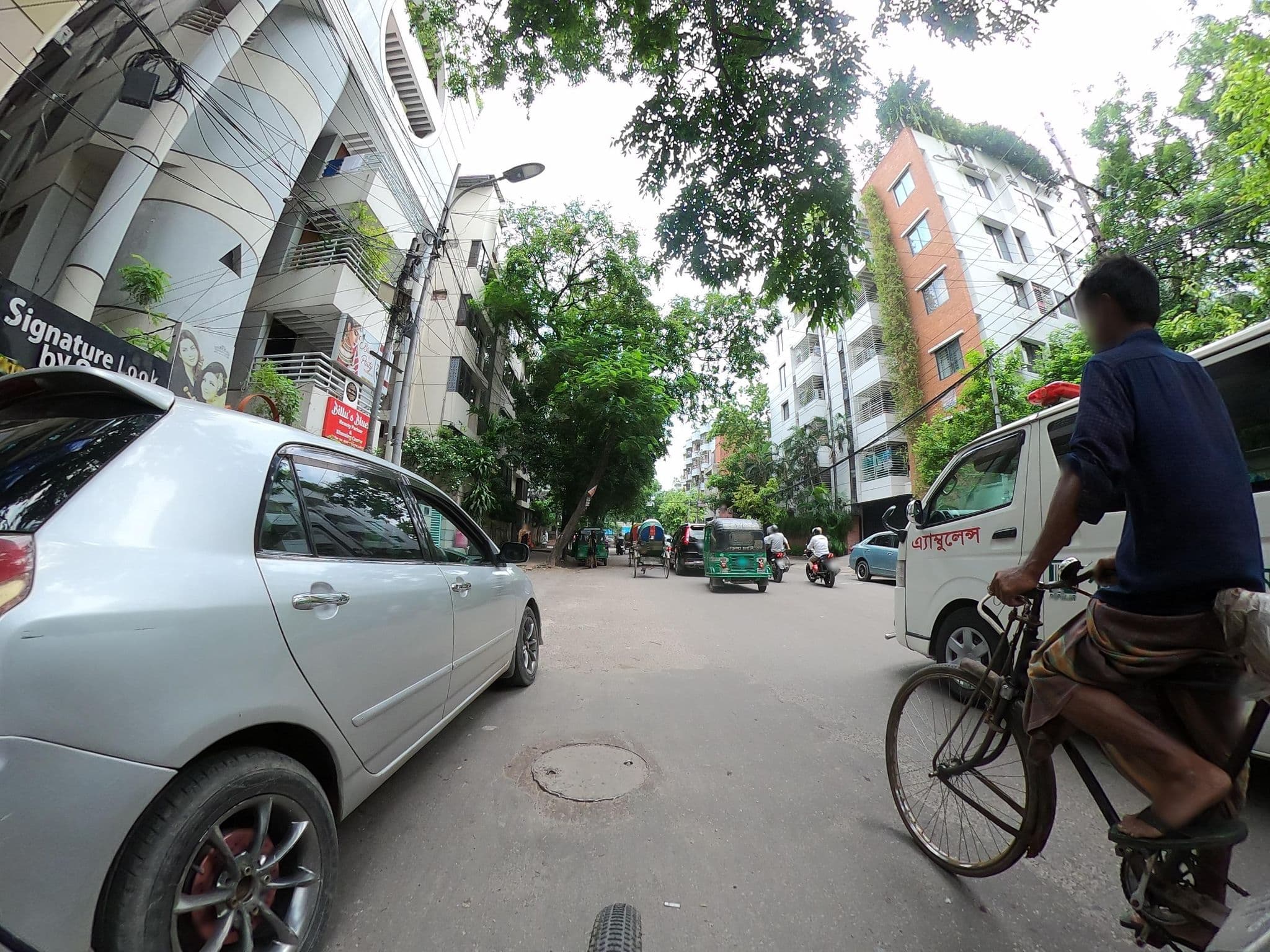 Street view near Hotel Amir International, Dhanmondi — © sawanshariar (CC BY-SA · Mapillary)