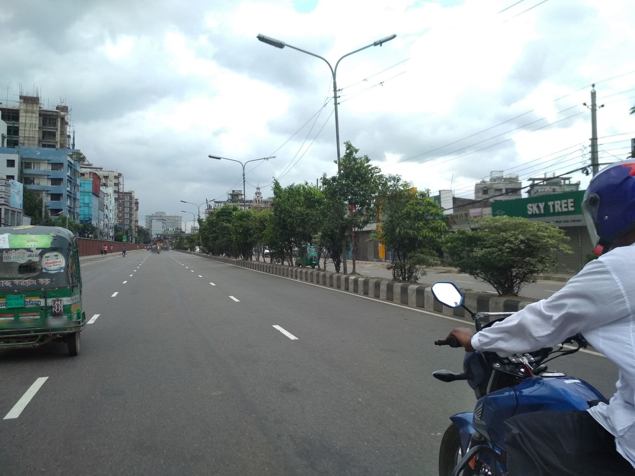 Street view near Days Inn, Bhatara — © elison (CC BY-SA · Mapillary)