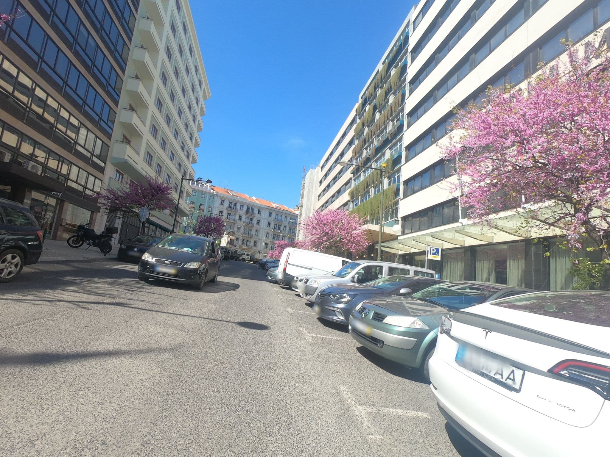 Street view near Turim Marquês Hotel, Lisbon — © filohipo (CC BY-SA · Mapillary)