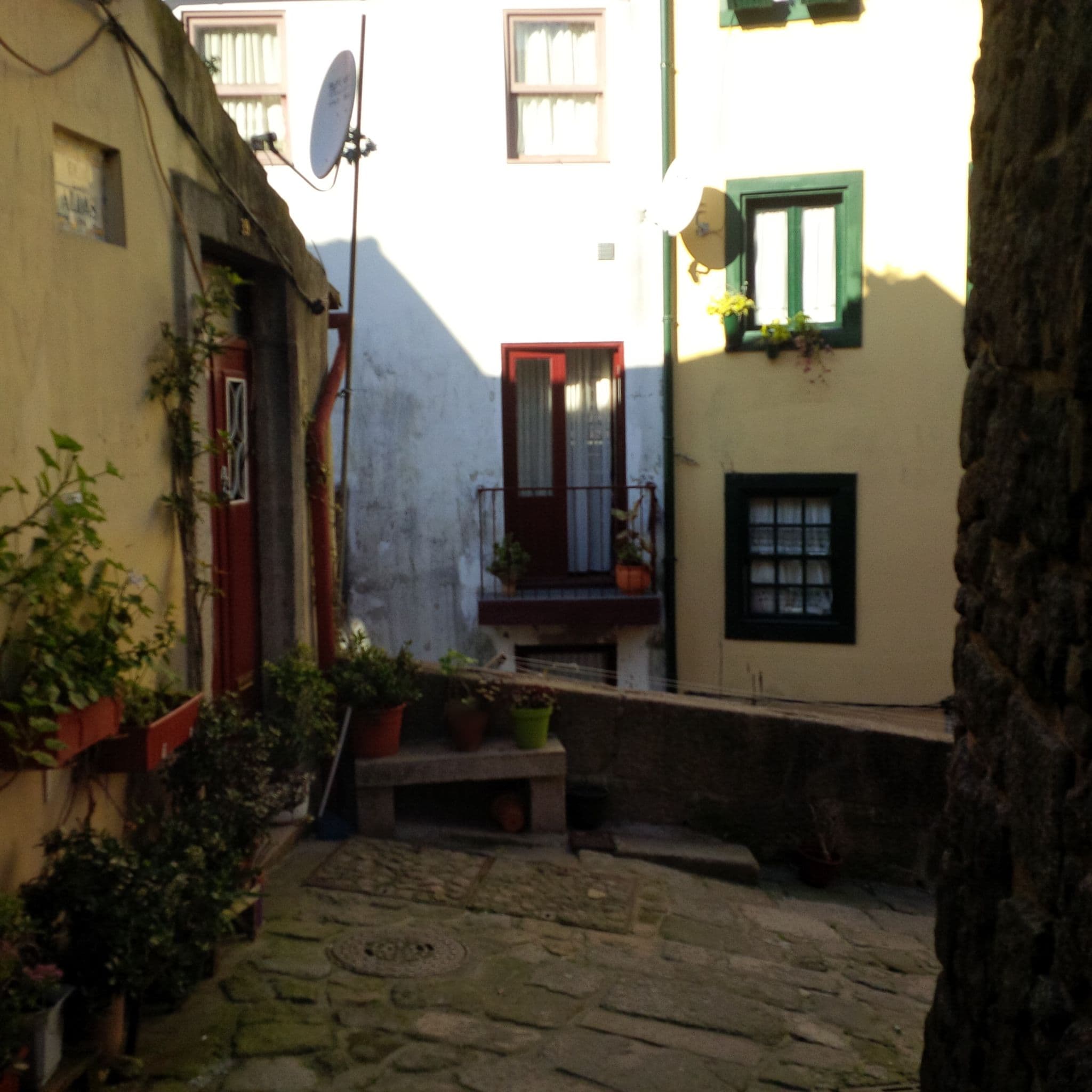 Street view near Cathedral Deisgn Apartments, Porto