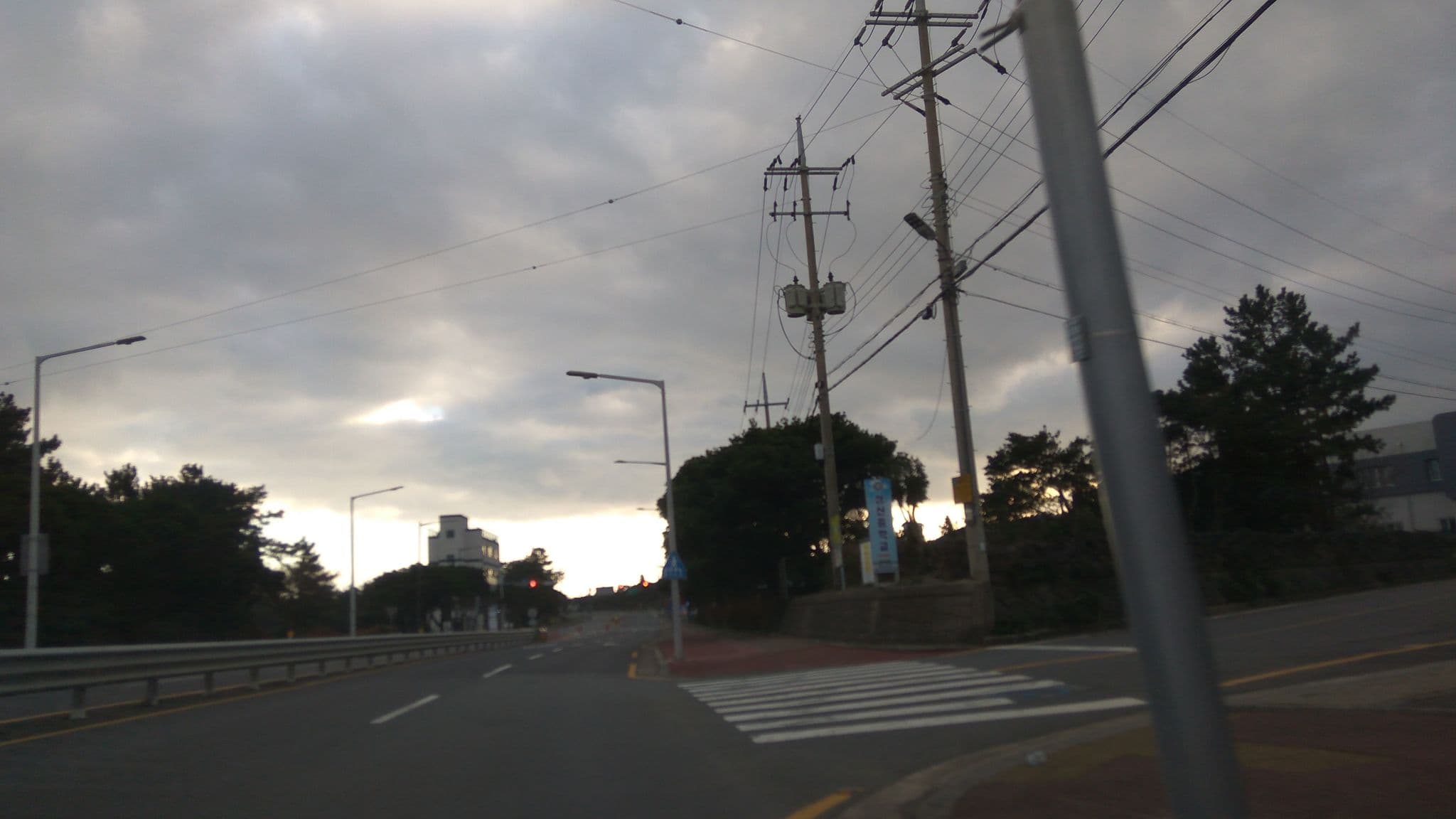 Street view near 바람이분다, Ponggae-dong — © eneerhut (CC BY-SA · Mapillary)