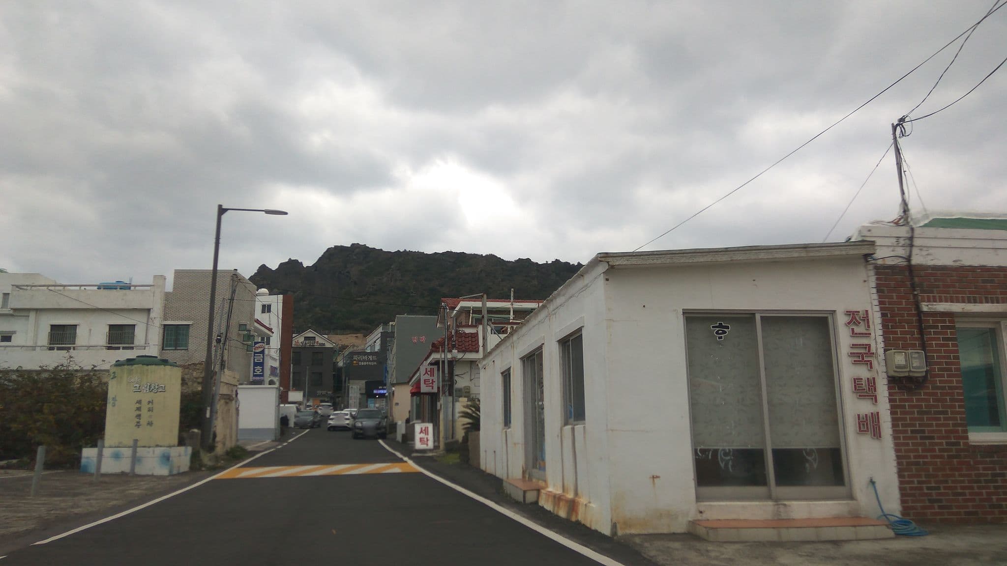 Street view near Seongsanpo Love Pension, Ponggae-dong — © eneerhut (CC BY-SA · Mapillary)