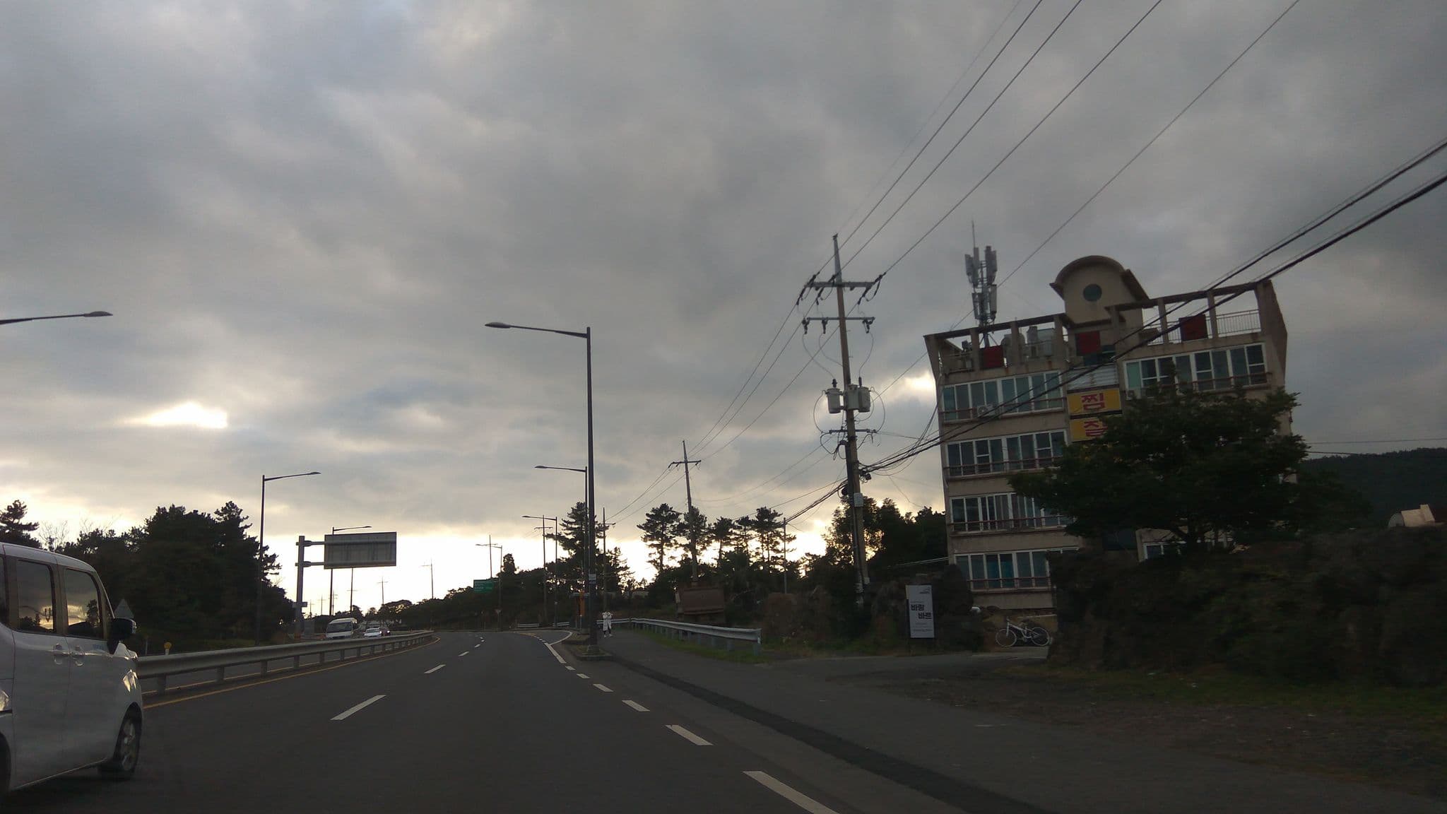 Street view near 모살게스트하우스(Mosal Guesthouse), Ponggae-dong — © eneerhut (CC BY-SA · Mapillary)