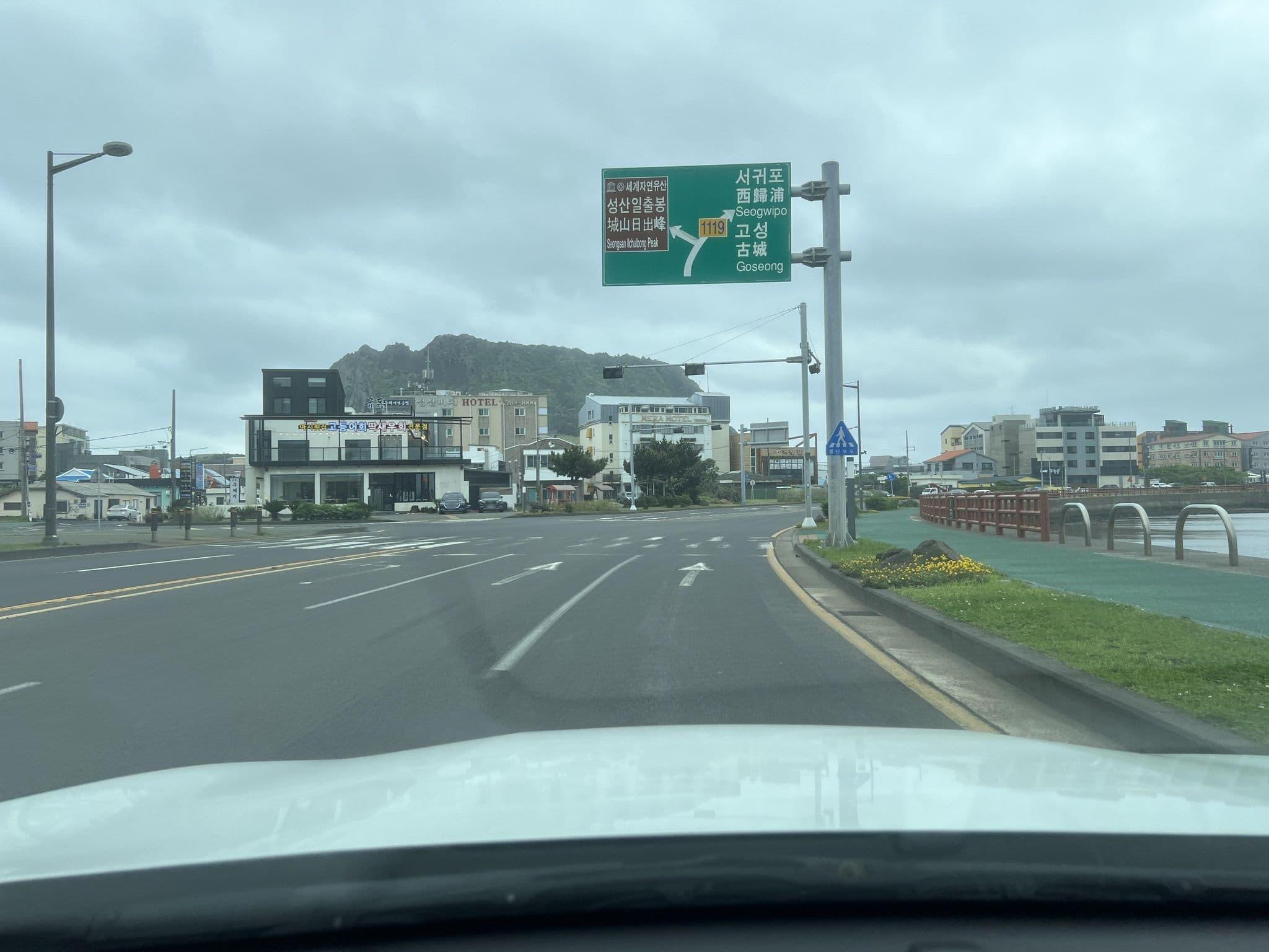 Street view near Co-Op City Hotel Seongsan, Ponggae-dong — © eneerhut (CC BY-SA · Mapillary)