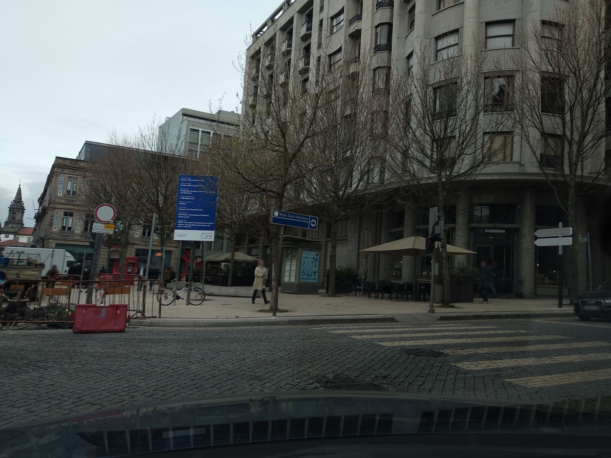 Street view near BO Fernandes Tomás Apartments, Porto