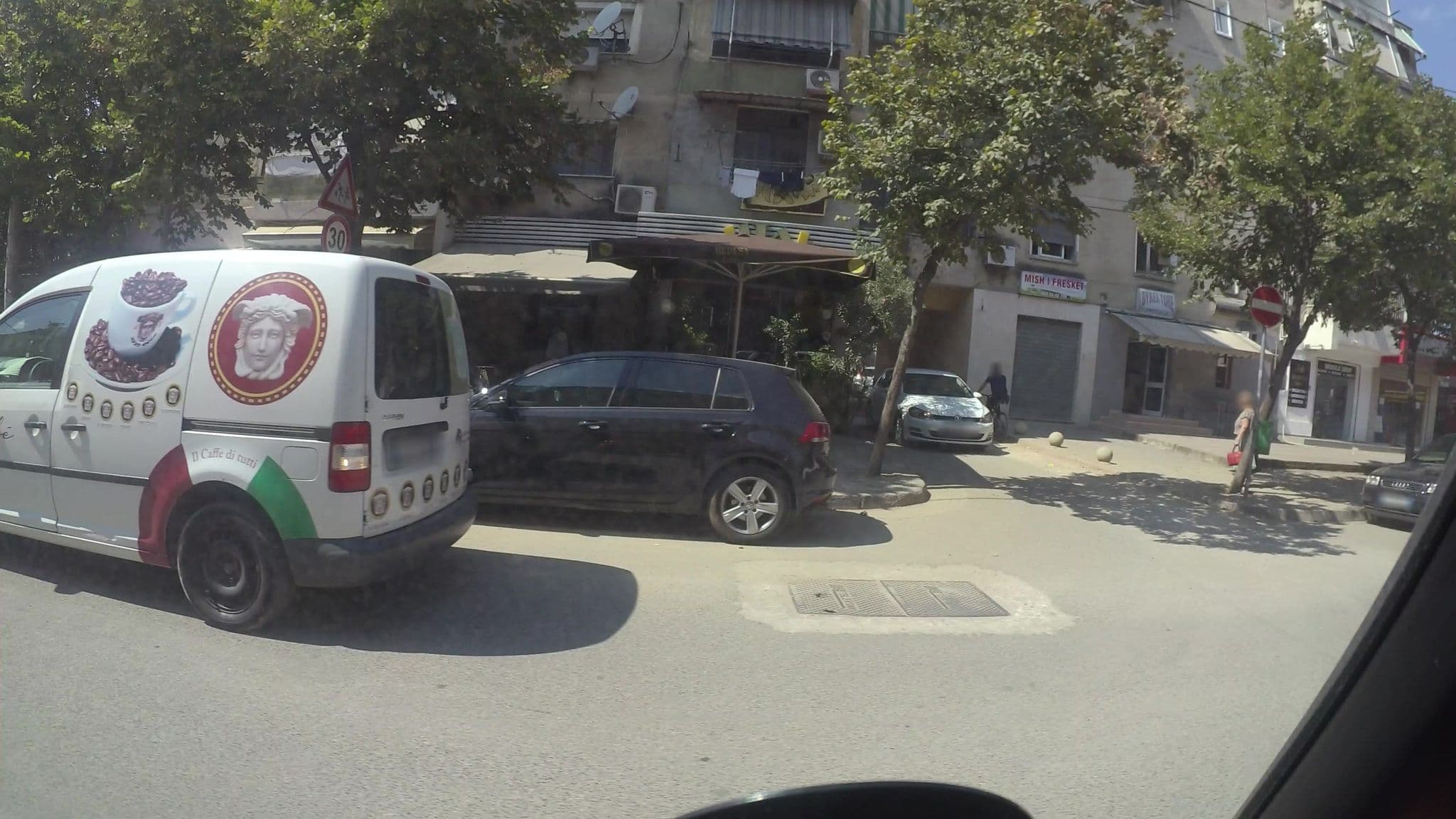 Street view near De Rada, Tirana