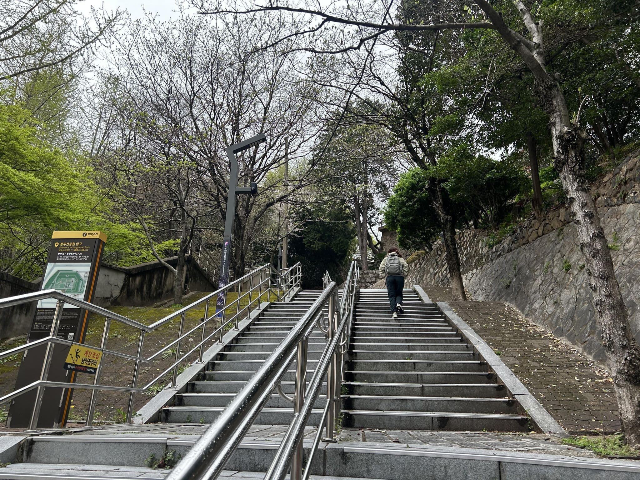 Street view near 아리아모텔, Busan — © ruslan_fat (CC BY-SA · Mapillary)