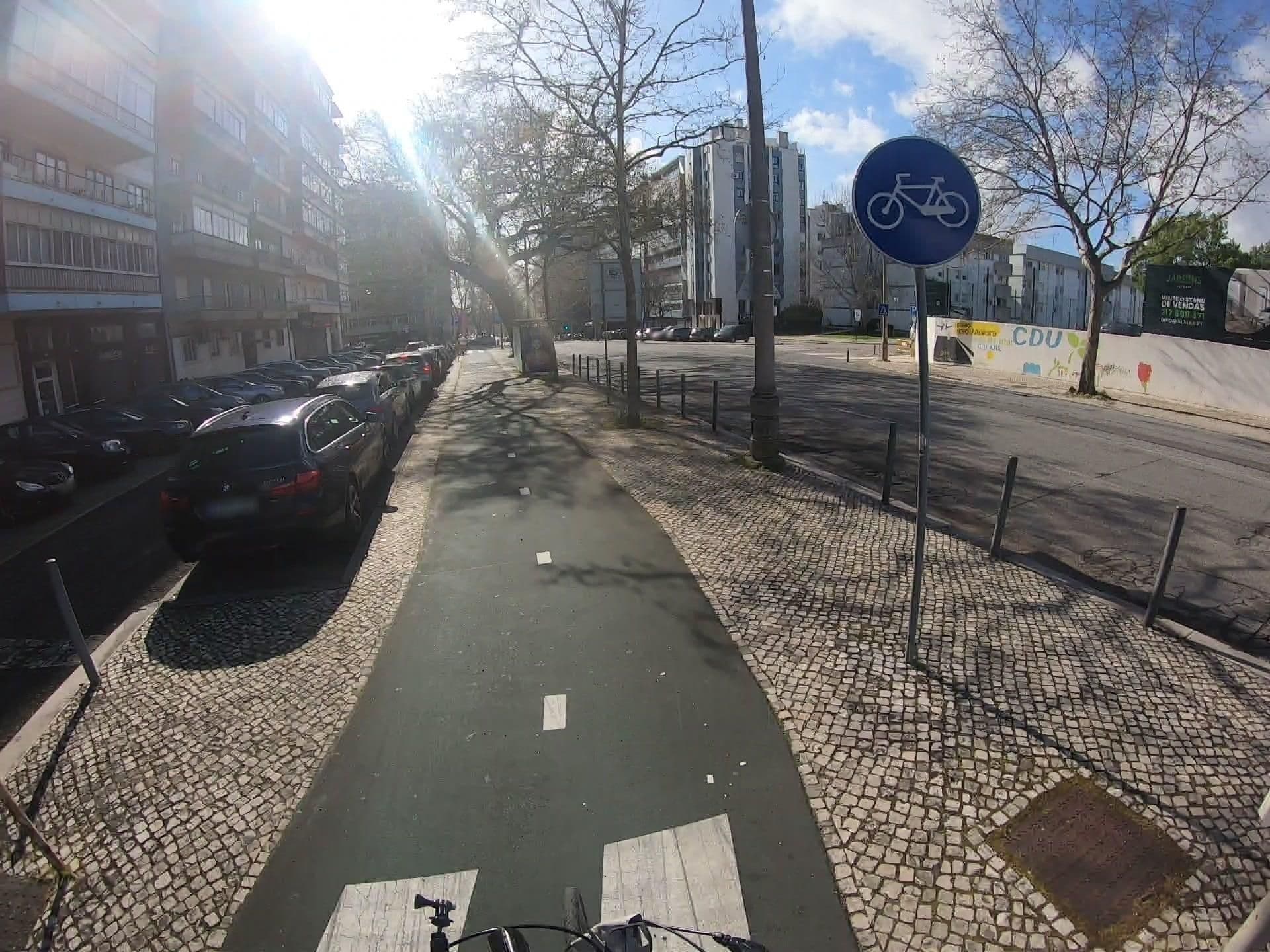Street view near 4U Lisbon II Guest House, Alvalade — © luisjfvieira (CC BY-SA · Mapillary)