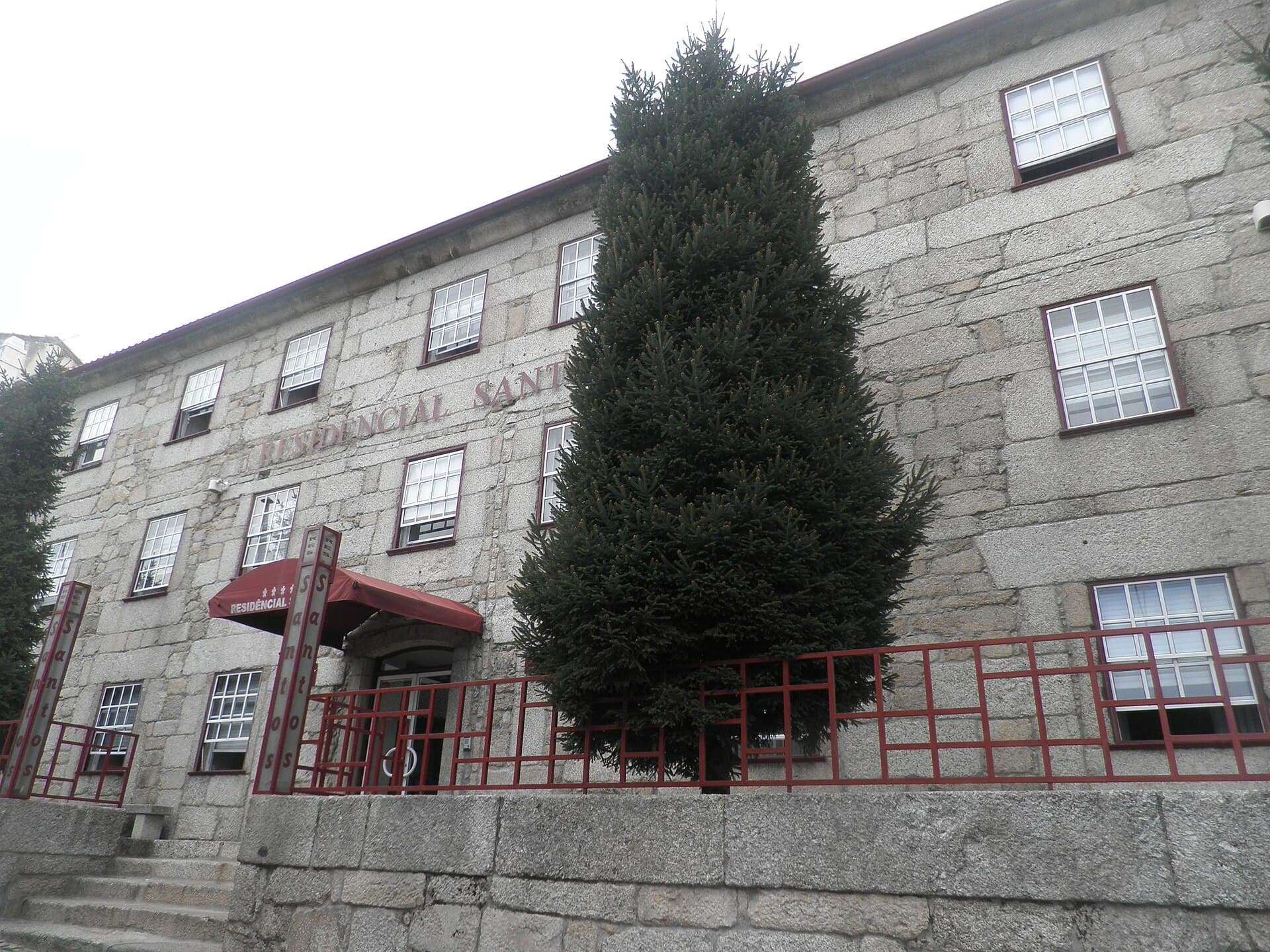 Hotel Santos (via Wikimedia Commons, CC BY-SA 3.0)