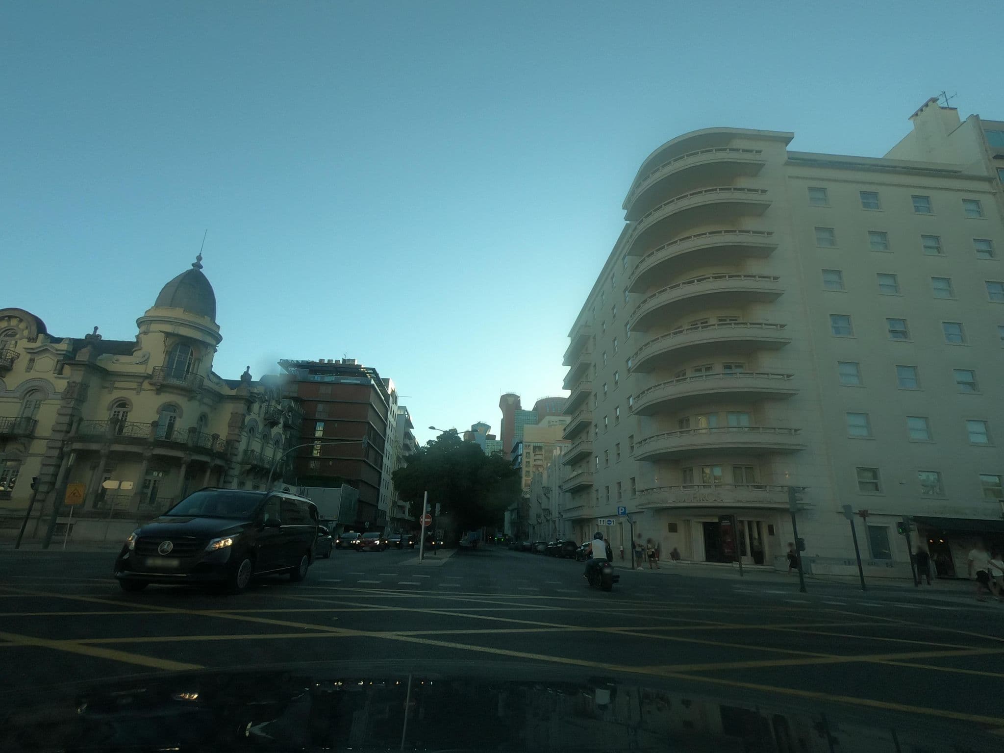 Street view near Luzeiros Suites, Campo Pequeno — © filohipo (CC BY-SA · Mapillary)
