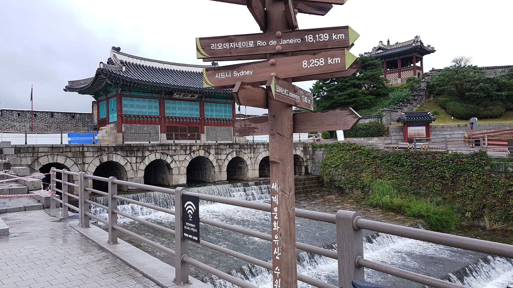 Street view near 호텔 Dal, Suwon — © z3ttacht (CC BY-SA · Mapillary)