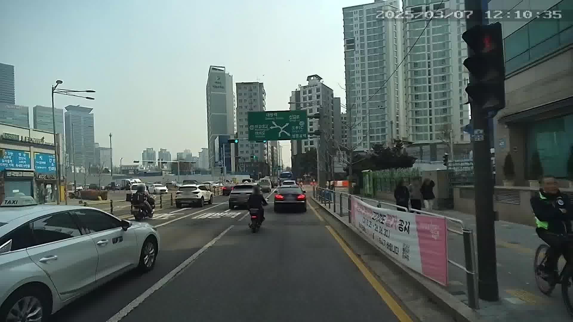 Street view near 호텔 야자 Hotel Yaja, Gwangmyeong — © motov (CC BY-SA · Mapillary)