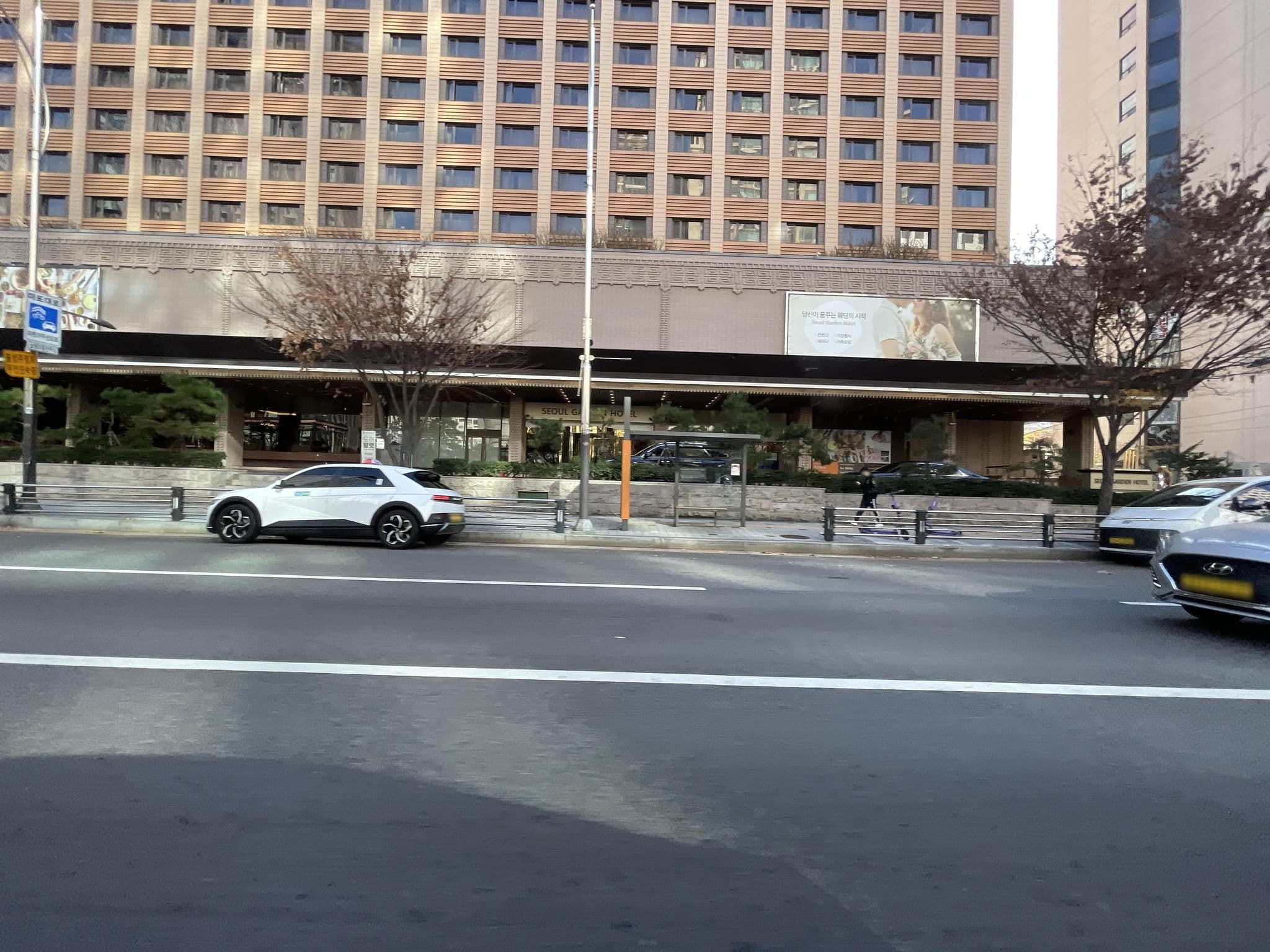 Street view near 서울가든호텔, Yongsan-dong — © filipb (CC BY-SA · Mapillary)