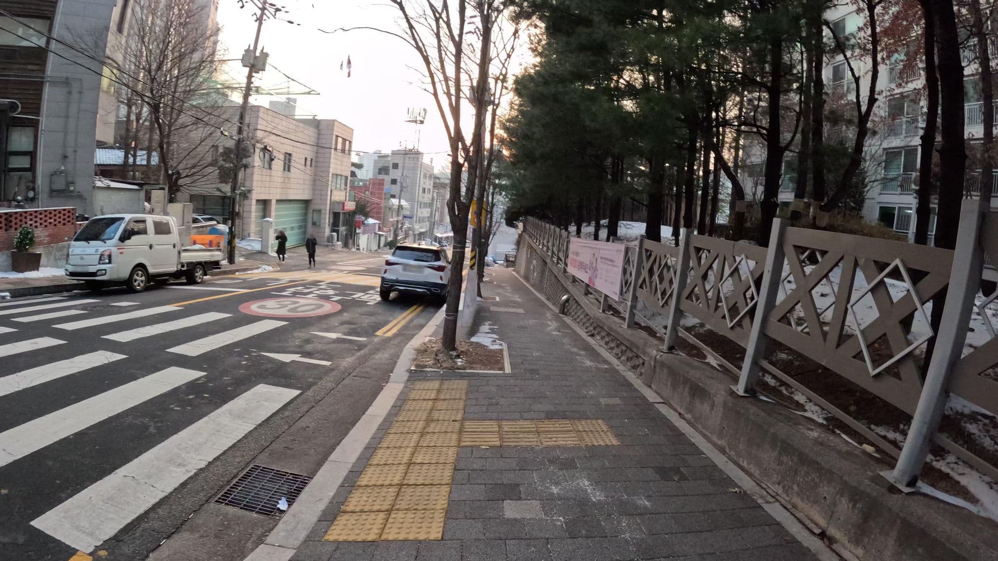 Street view near 호텔스파피아, Yongsan-dong — © Chiho_Kang (CC BY-SA · Mapillary)