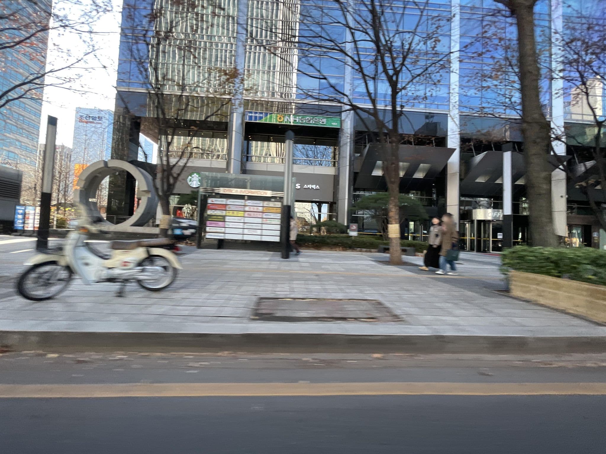 Street view near Four Seasons Hotel At 26stairs, Seoul — © filipb (CC BY-SA · Mapillary)