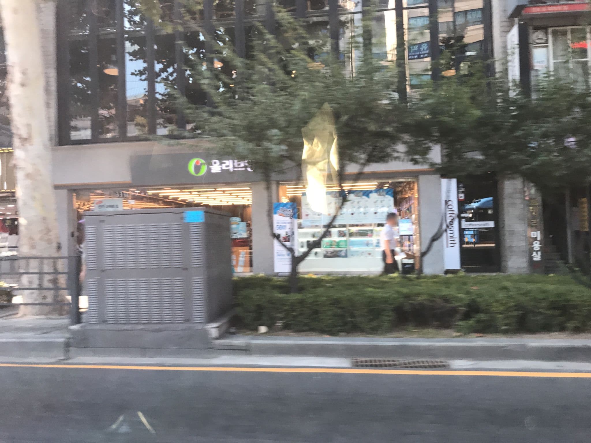 Street view near 뉴월드모텔, Seoul — © kilburn (CC BY-SA · Mapillary)