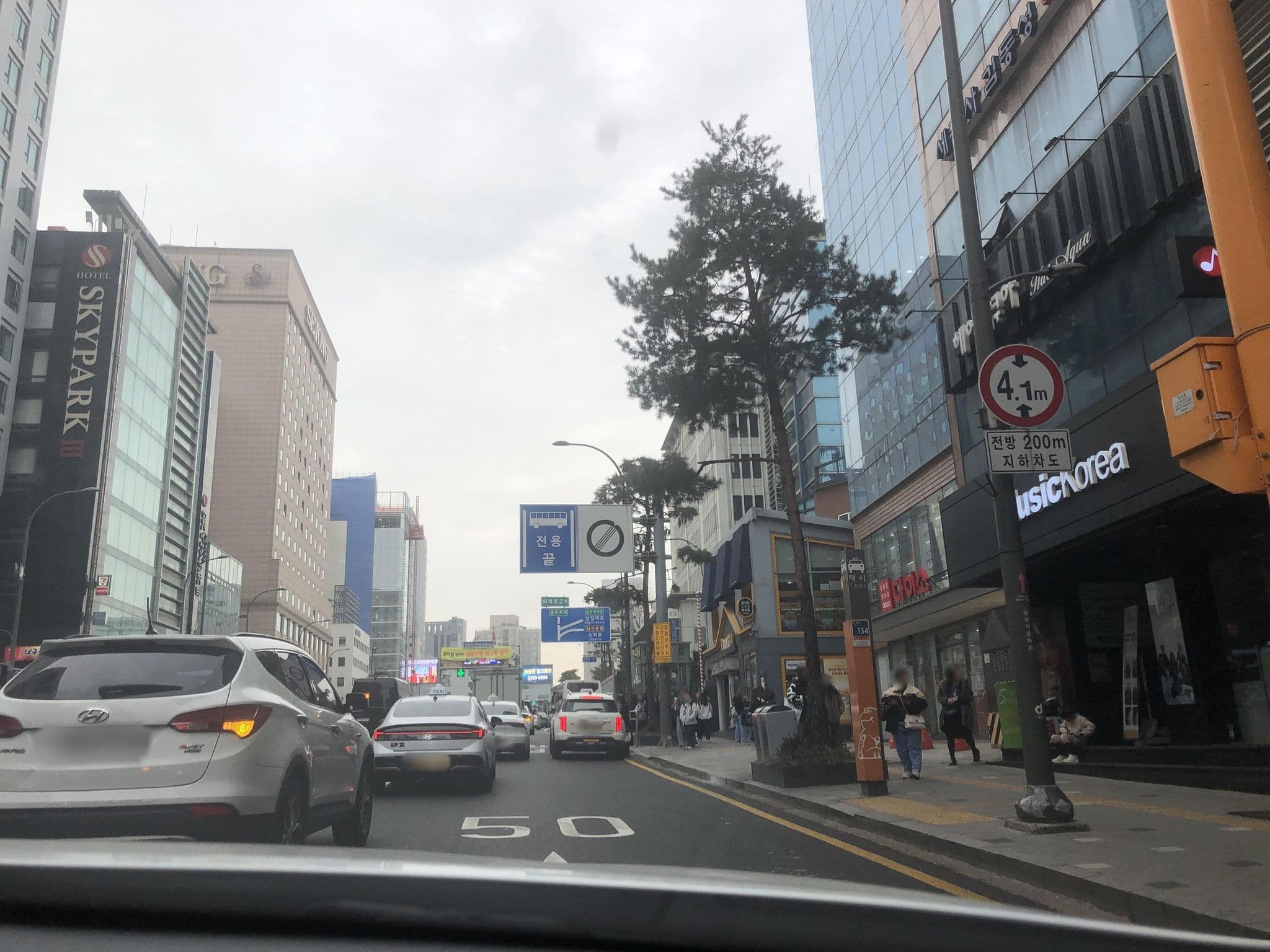 Street view near 서울  프린스 호텔, Seoul — © hcyen (CC BY-SA · Mapillary)