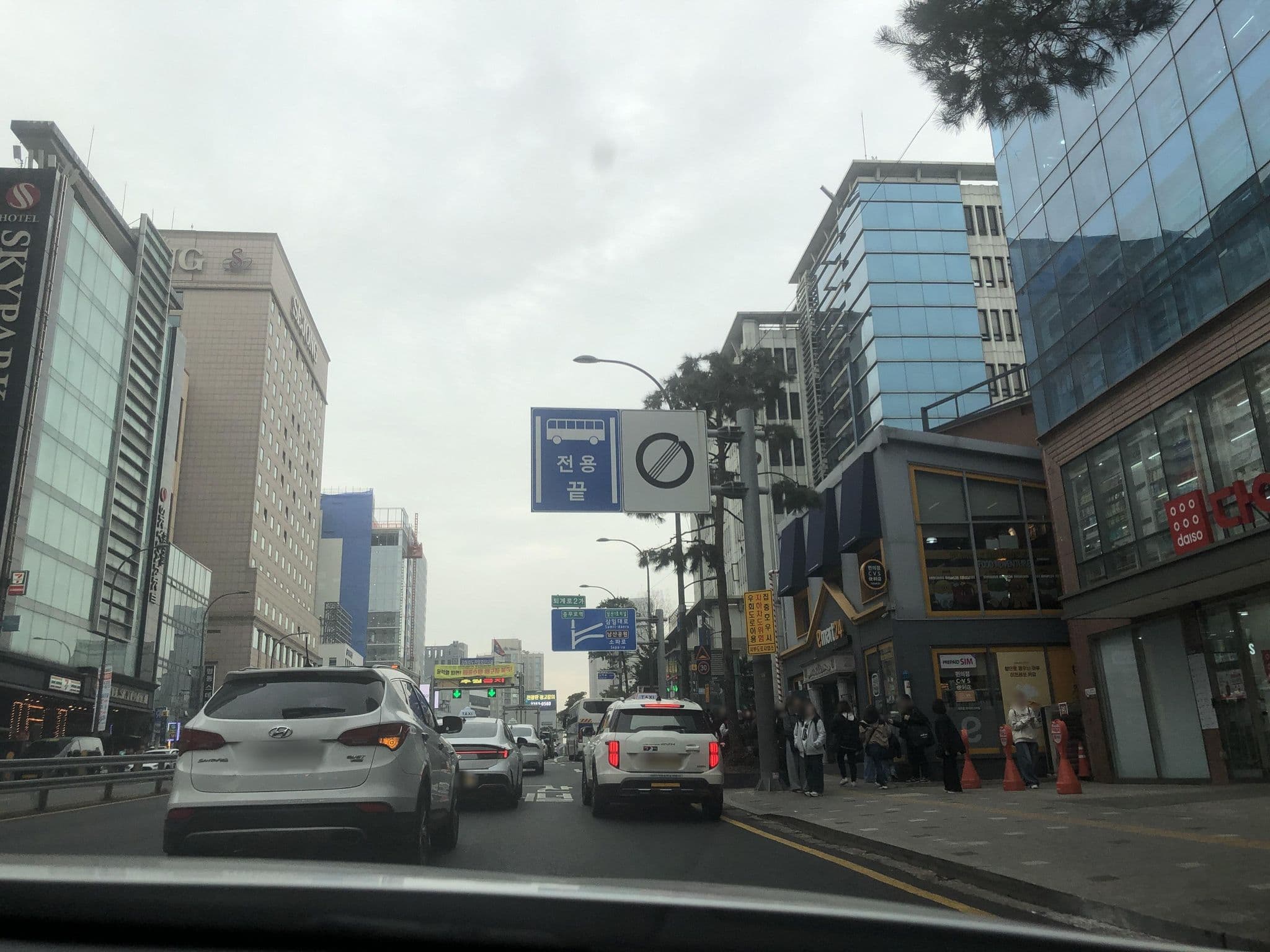 Street view near Hotel Prince, Seoul — © hcyen (CC BY-SA · Mapillary)