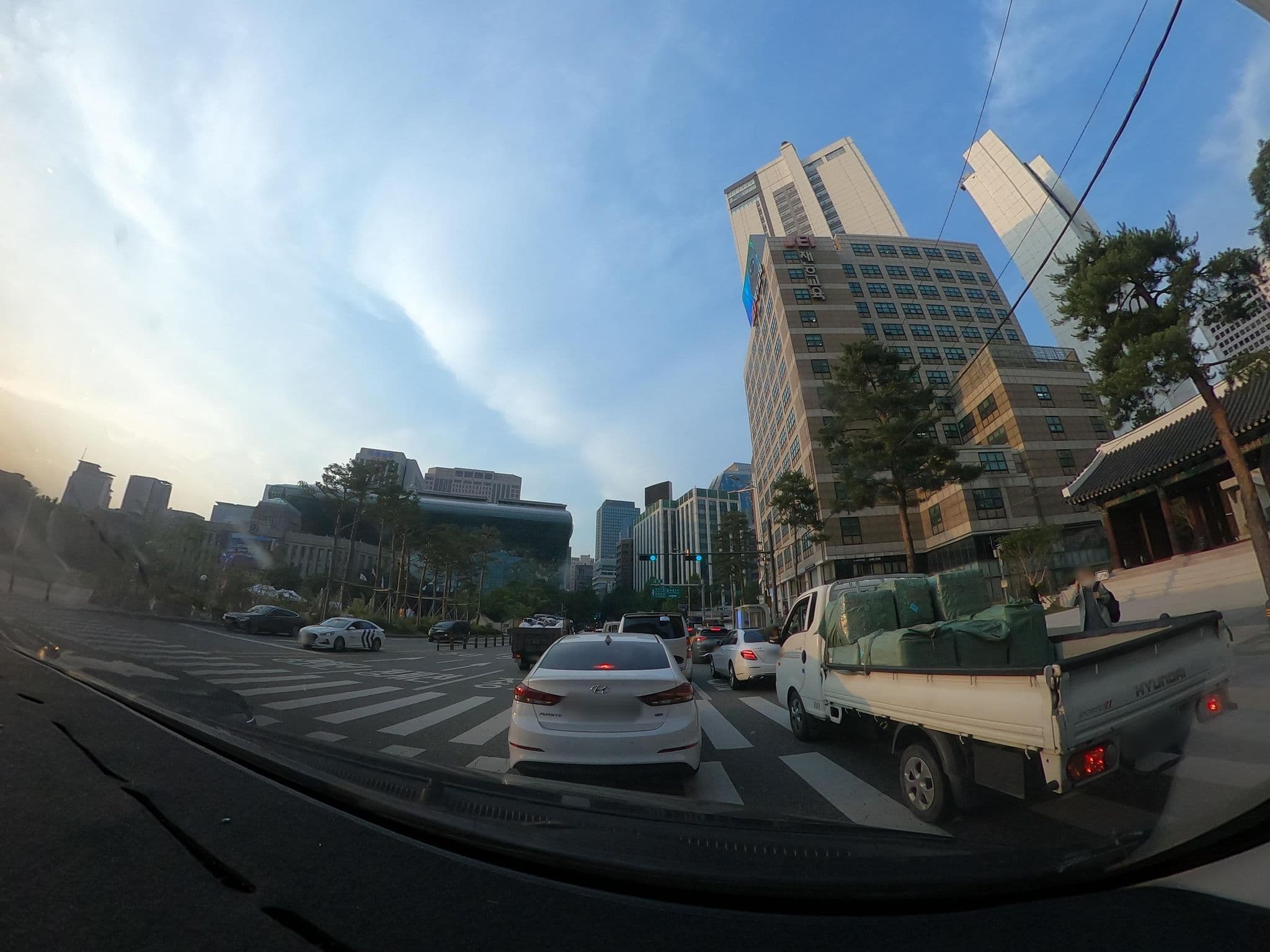 Street view near 플라자호텔 22층 다이아몬드룸, Seoul — © lisbethw1130 (CC BY-SA · Mapillary)