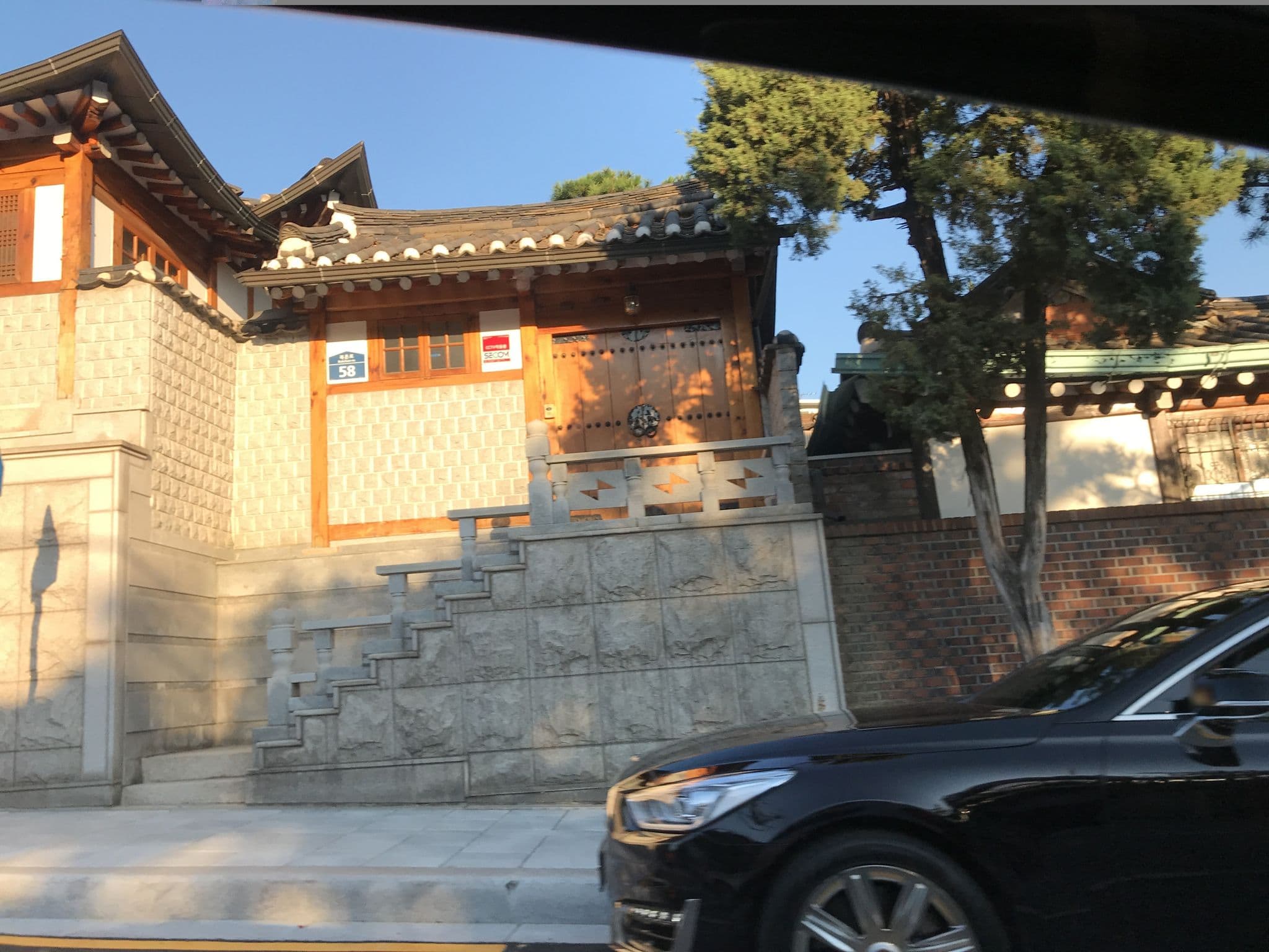 Street view near Yeonwoo House (Hanok Homestay), Seoul — © kilburn (CC BY-SA · Mapillary)