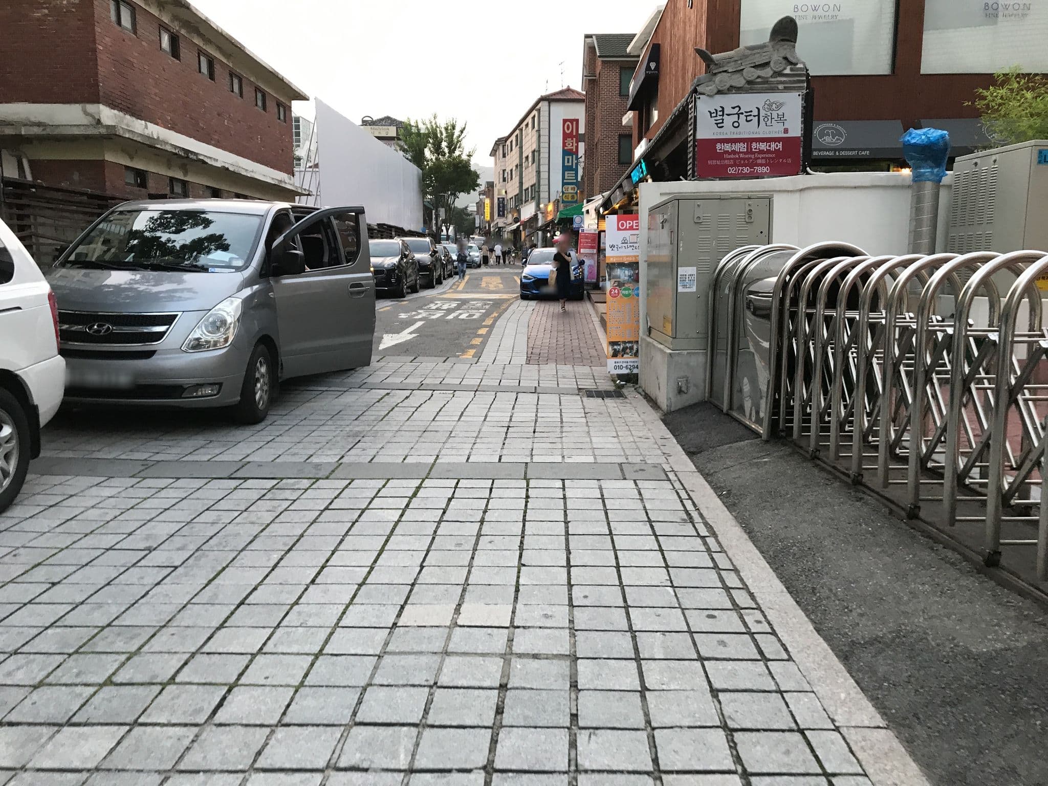 Street view near Hyosunjae Hanok Guesthouse, Seoul — © kilburn (CC BY-SA · Mapillary)
