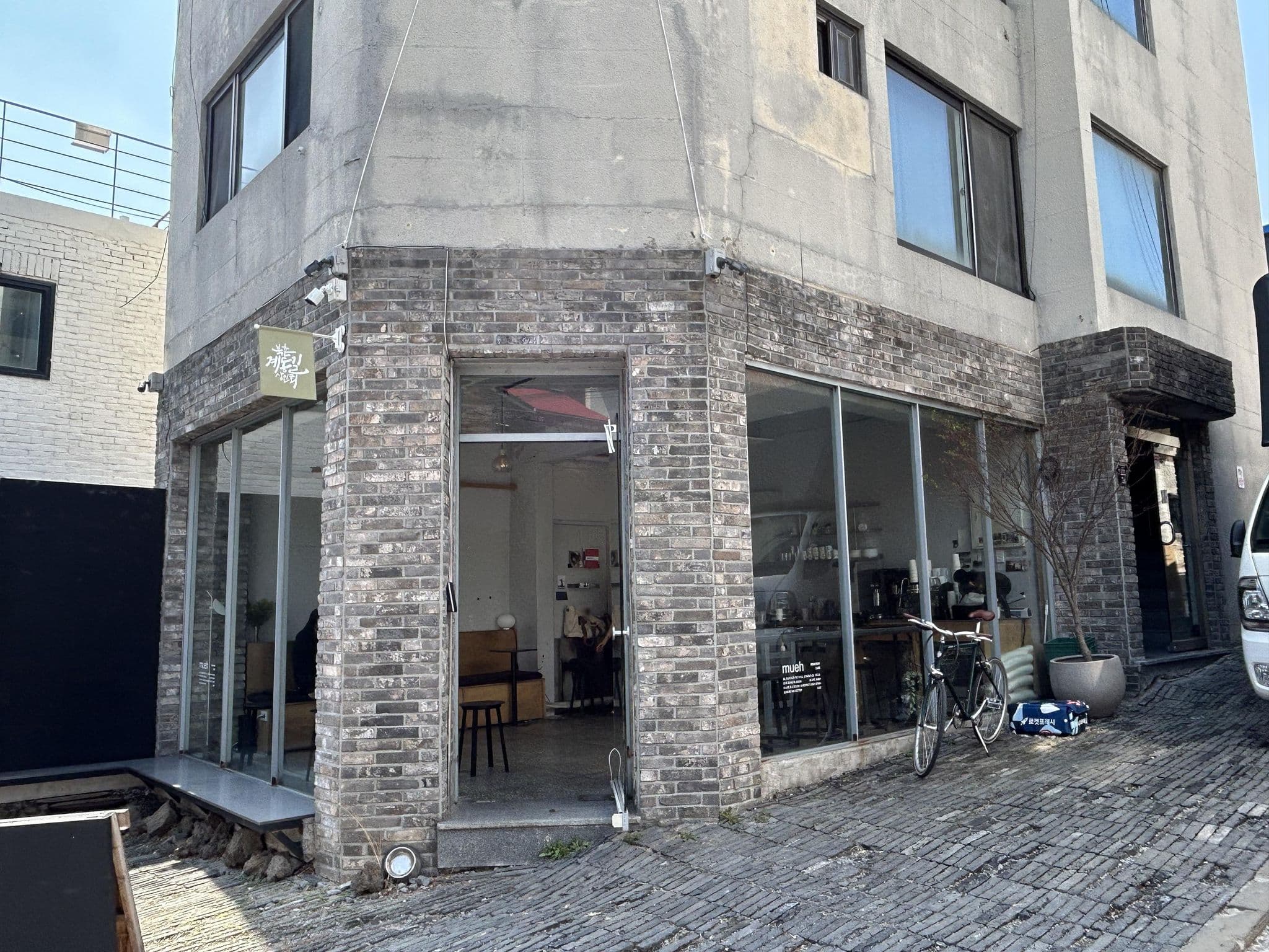 Street view near Bamboo Guesthouse, Seoul — © ruslan_fat (CC BY-SA · Mapillary)