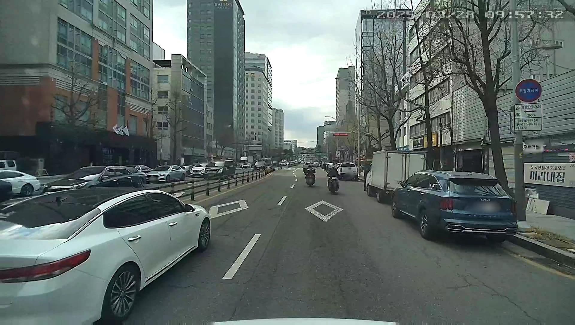 Street view near Travellodge DongDaeMun, Seoul — © motov (CC BY-SA · Mapillary)