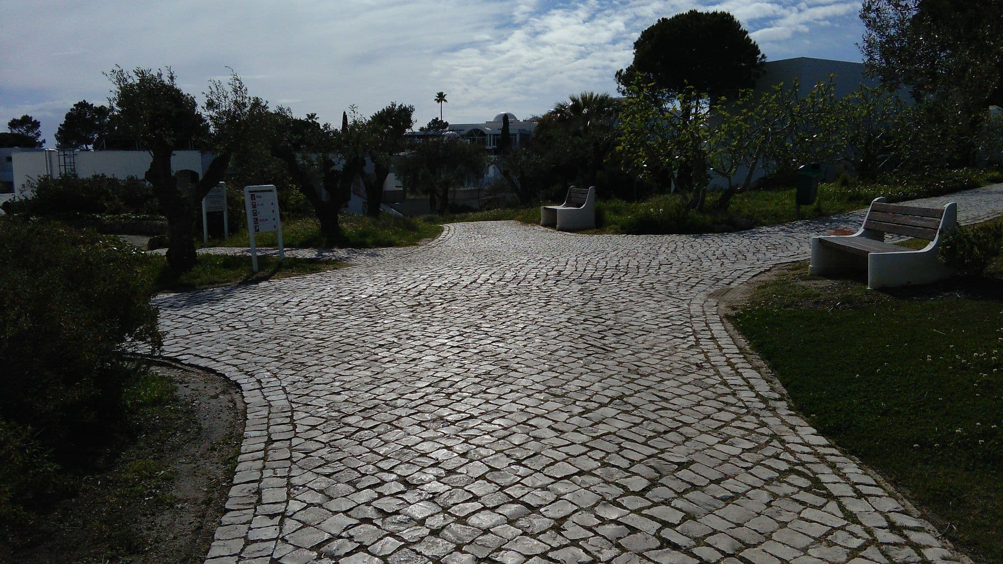Street view near Aldeamento Hapimag, Albufeira — © dcp (CC BY-SA · Mapillary)