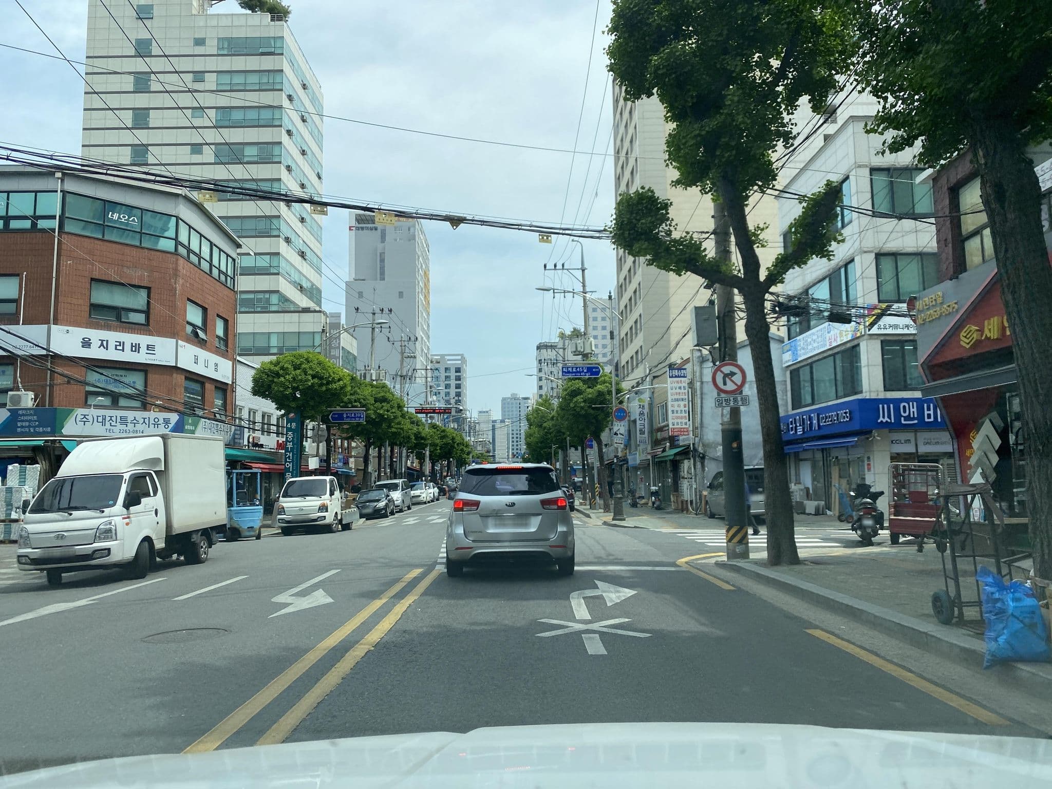 Street view near JINJIANG INN, Seoul — © eneerhut (CC BY-SA · Mapillary)
