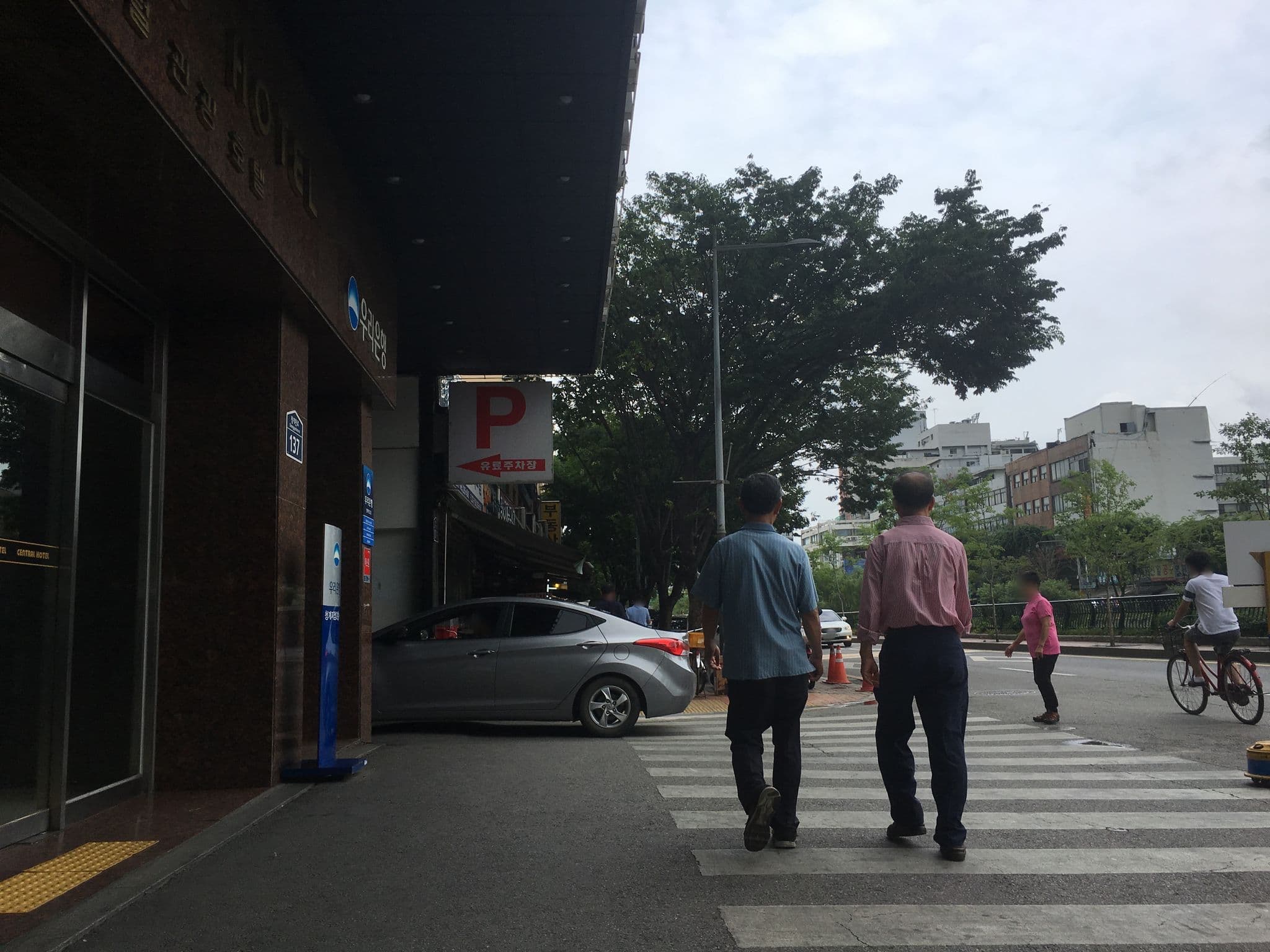 Street view near Central Tourist Hotel, Seoul — © scangiano (CC BY-SA · Mapillary)