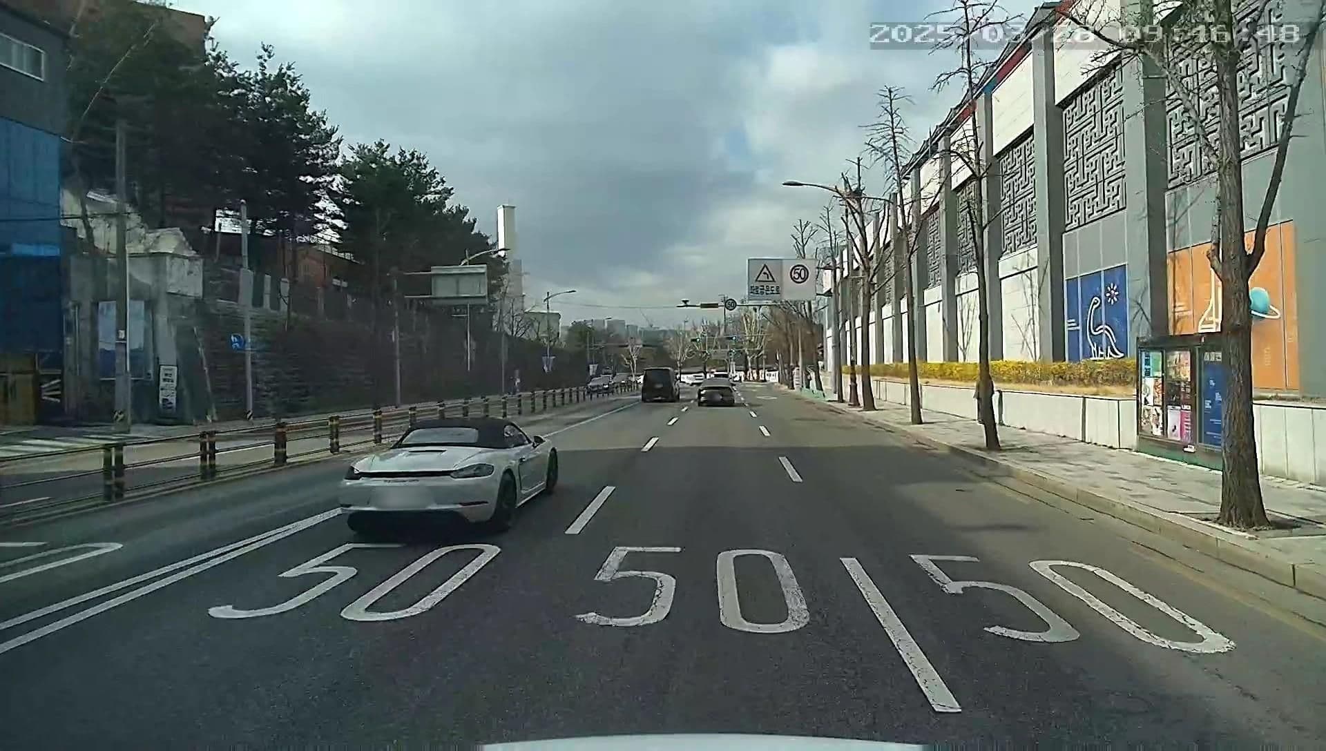 Street view near Jung Eun‘s Family Airbnb, Seoul — © motov (CC BY-SA · Mapillary)