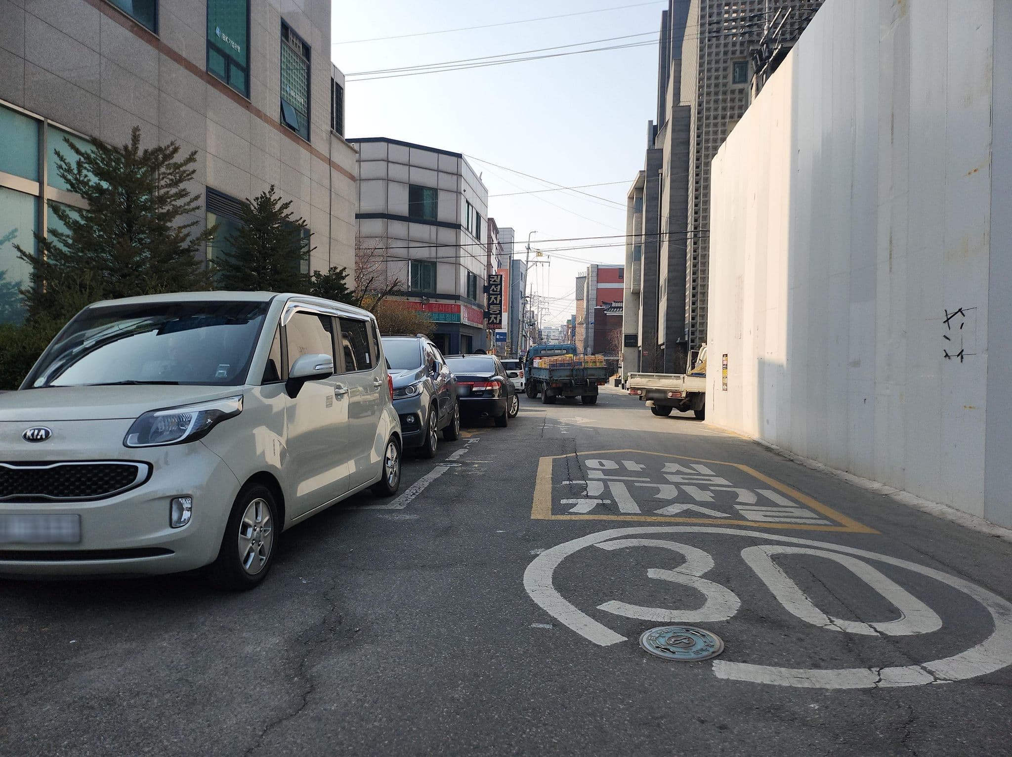 Street view near 게티 하우스 수원, Suwon — © susuwon (CC BY-SA · Mapillary)