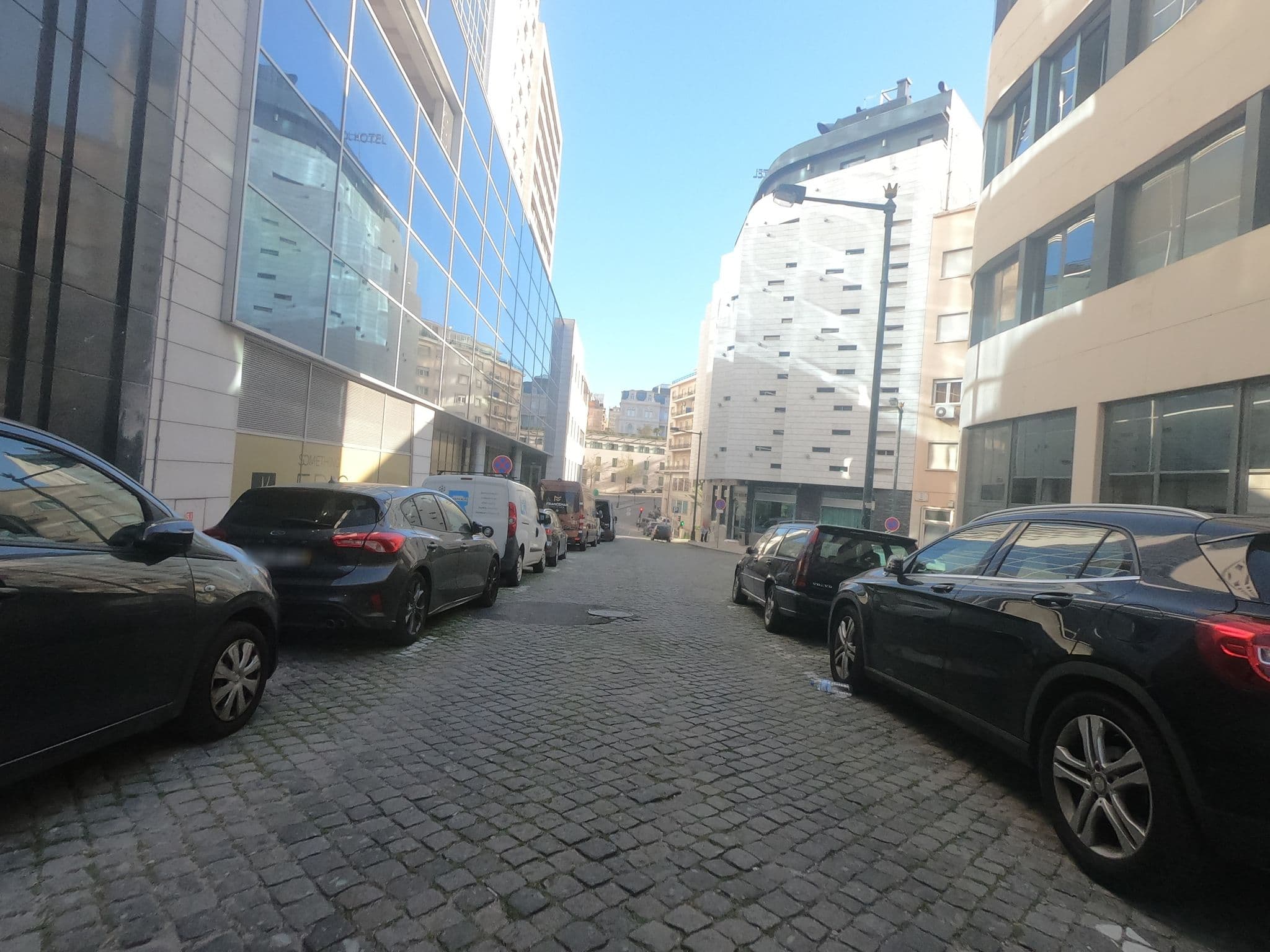 Street view near EPIC SANA Marquês Hotel, Lisbon — © filohipo (CC BY-SA · Mapillary)