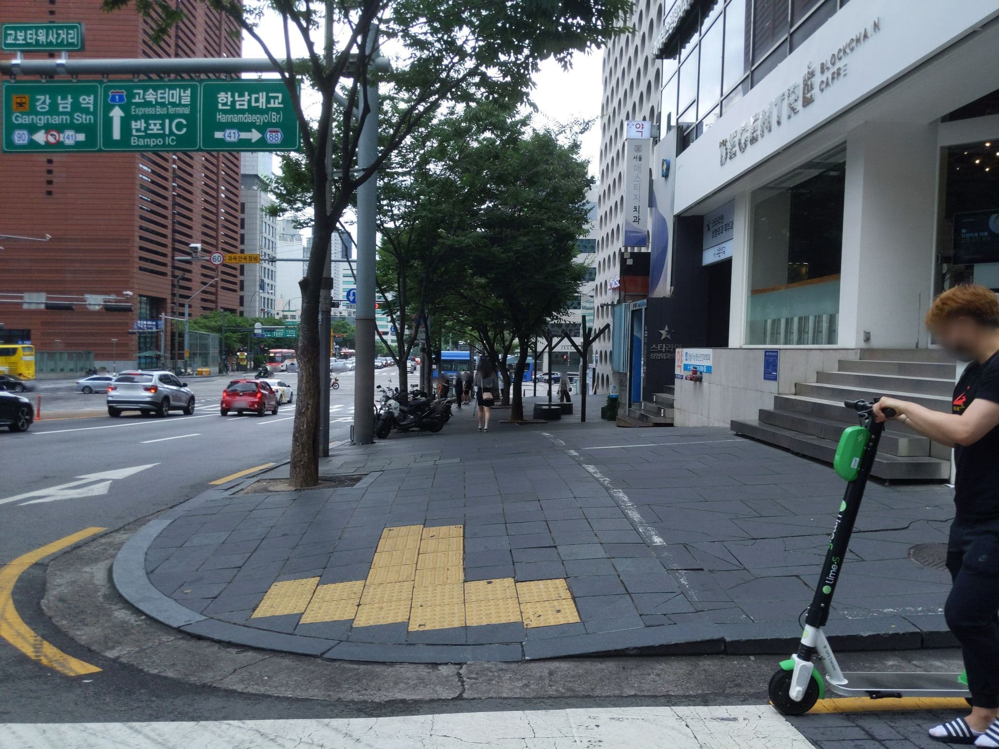 Street view near Ball Room, Yongsan-dong — © velaia (CC BY-SA · Mapillary)