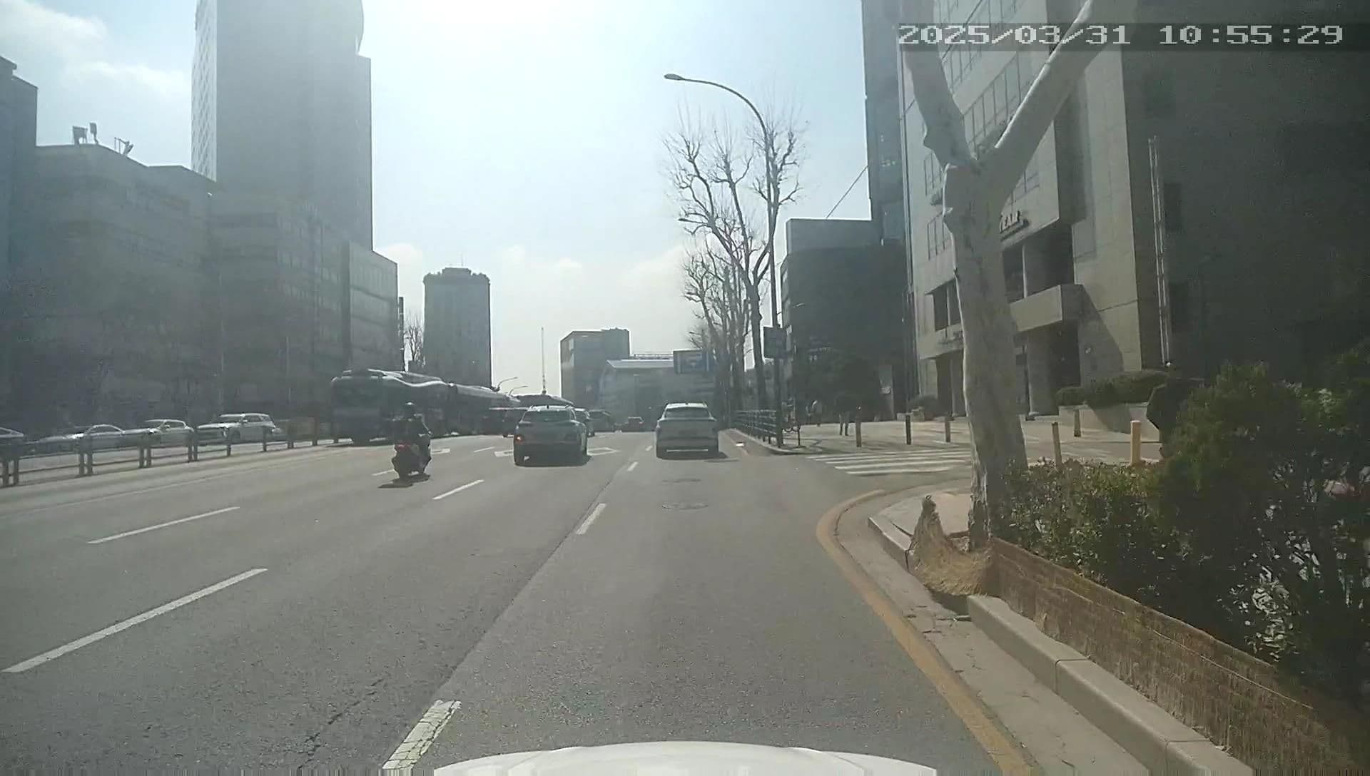 Street view near Rooftop Pool Of Hilton Garden Inn, Yongsan-dong — © motov (CC BY-SA · Mapillary)