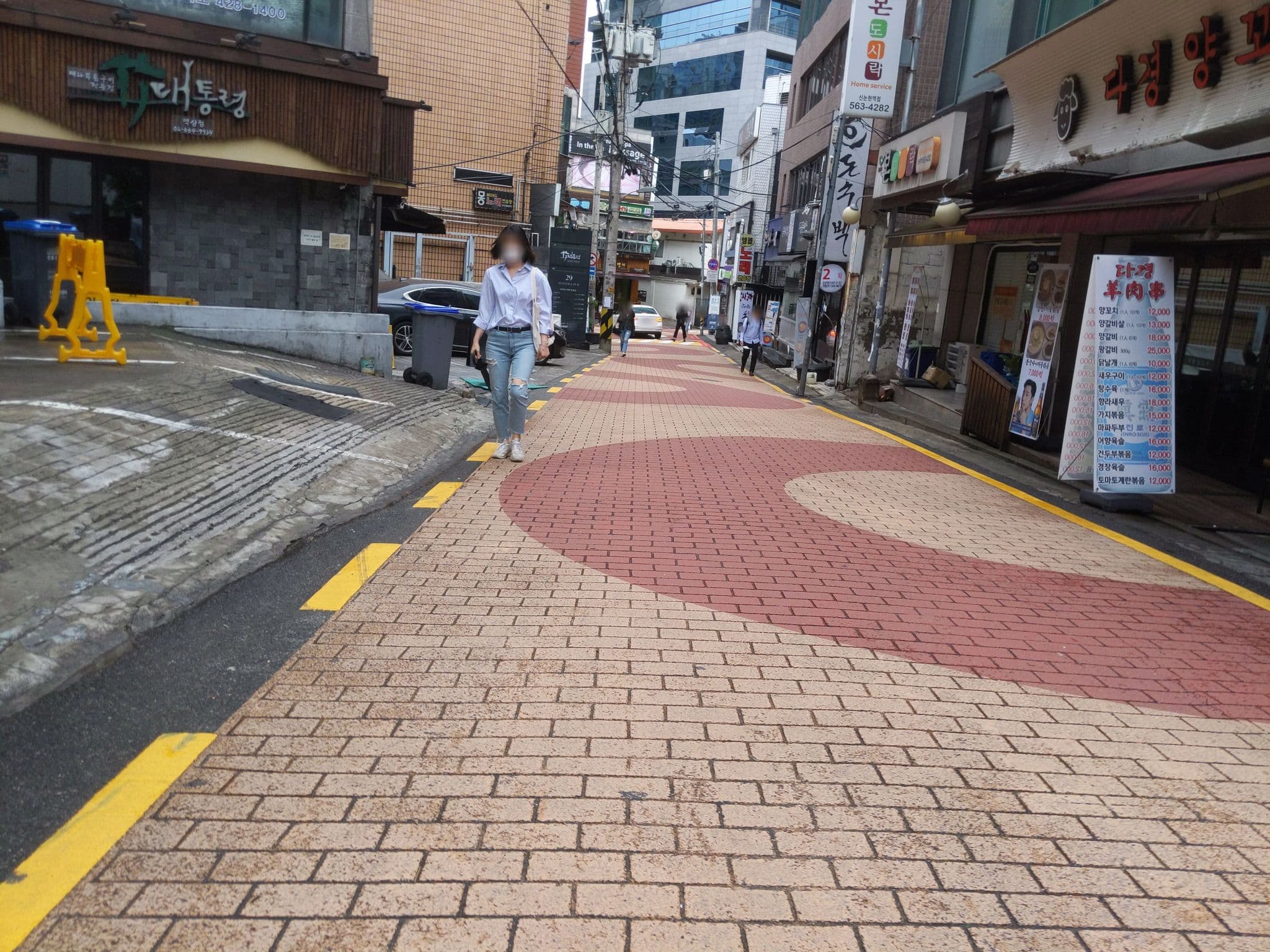 Street view near siyoungs bday party, Yongsan-dong — © velaia (CC BY-SA · Mapillary)