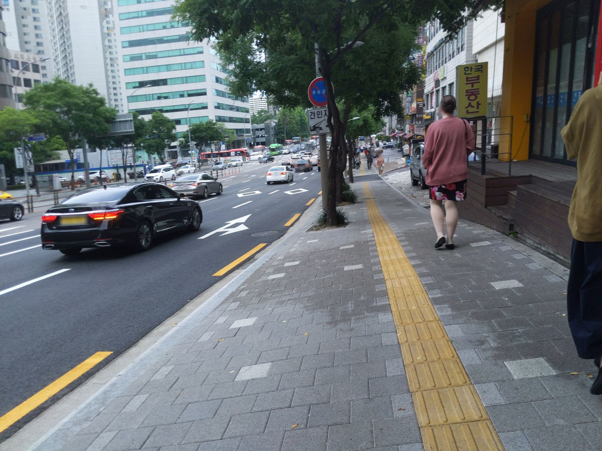 Street view near 호스텔 KW 강남, Yongsan-dong — © velaia (CC BY-SA · Mapillary)