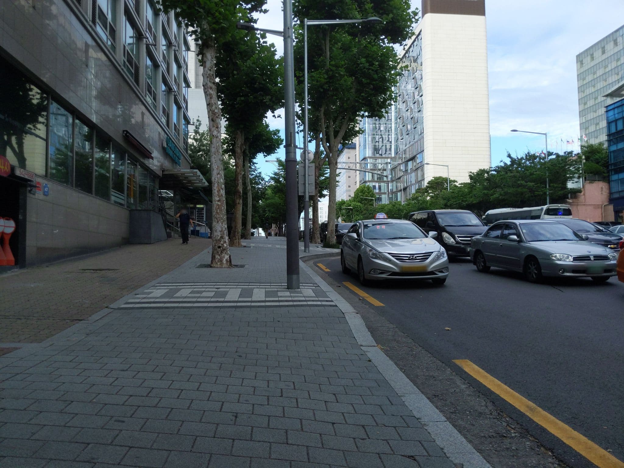 Street view near Gangnam Serviced Residence, Yongsan-dong — © velaia (CC BY-SA · Mapillary)