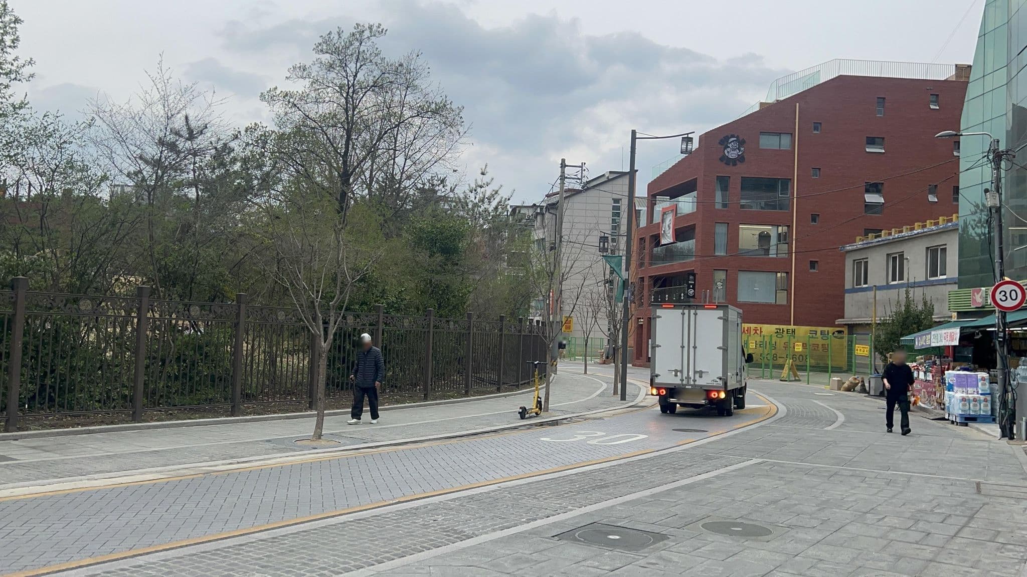 Street view near 디 에이스 호텔, Yongsan-dong — © ruslan_fat (CC BY-SA · Mapillary)