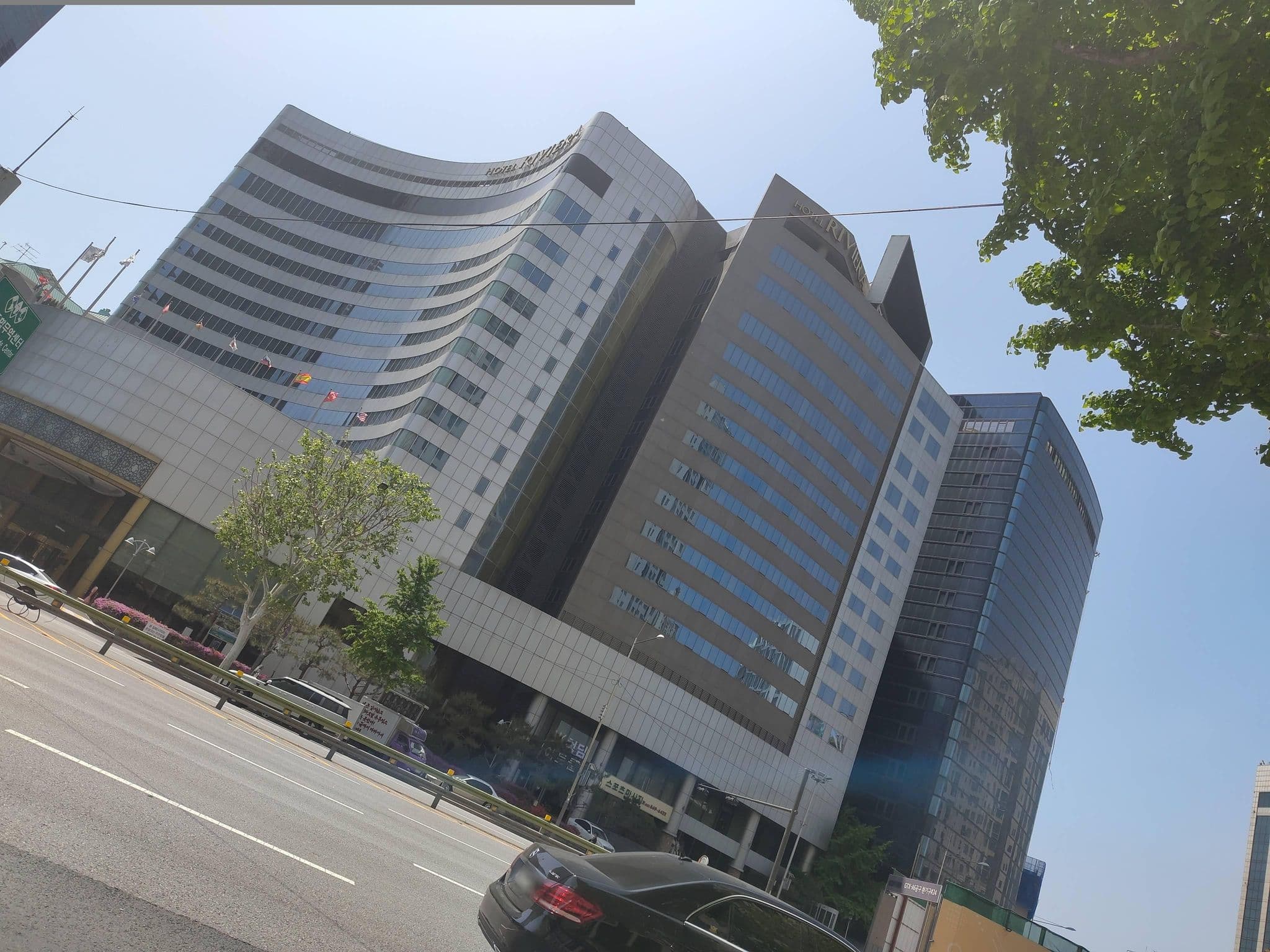 Street view near Hotel Riviera, Yongsan-dong — © West9876 (CC BY-SA · Mapillary)
