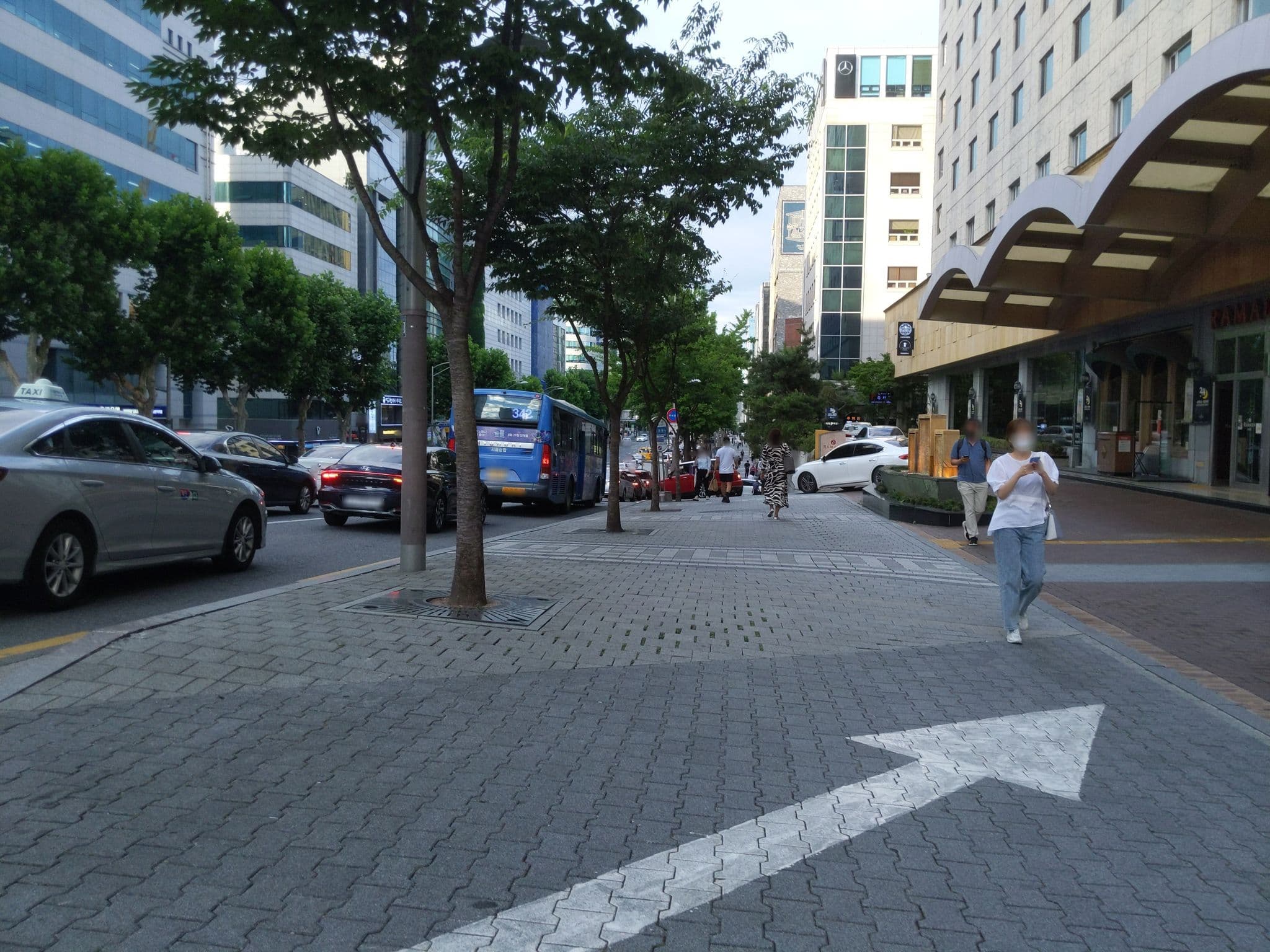 Street view near 호텔 마레 강남, Yongsan-dong — © velaia (CC BY-SA · Mapillary)