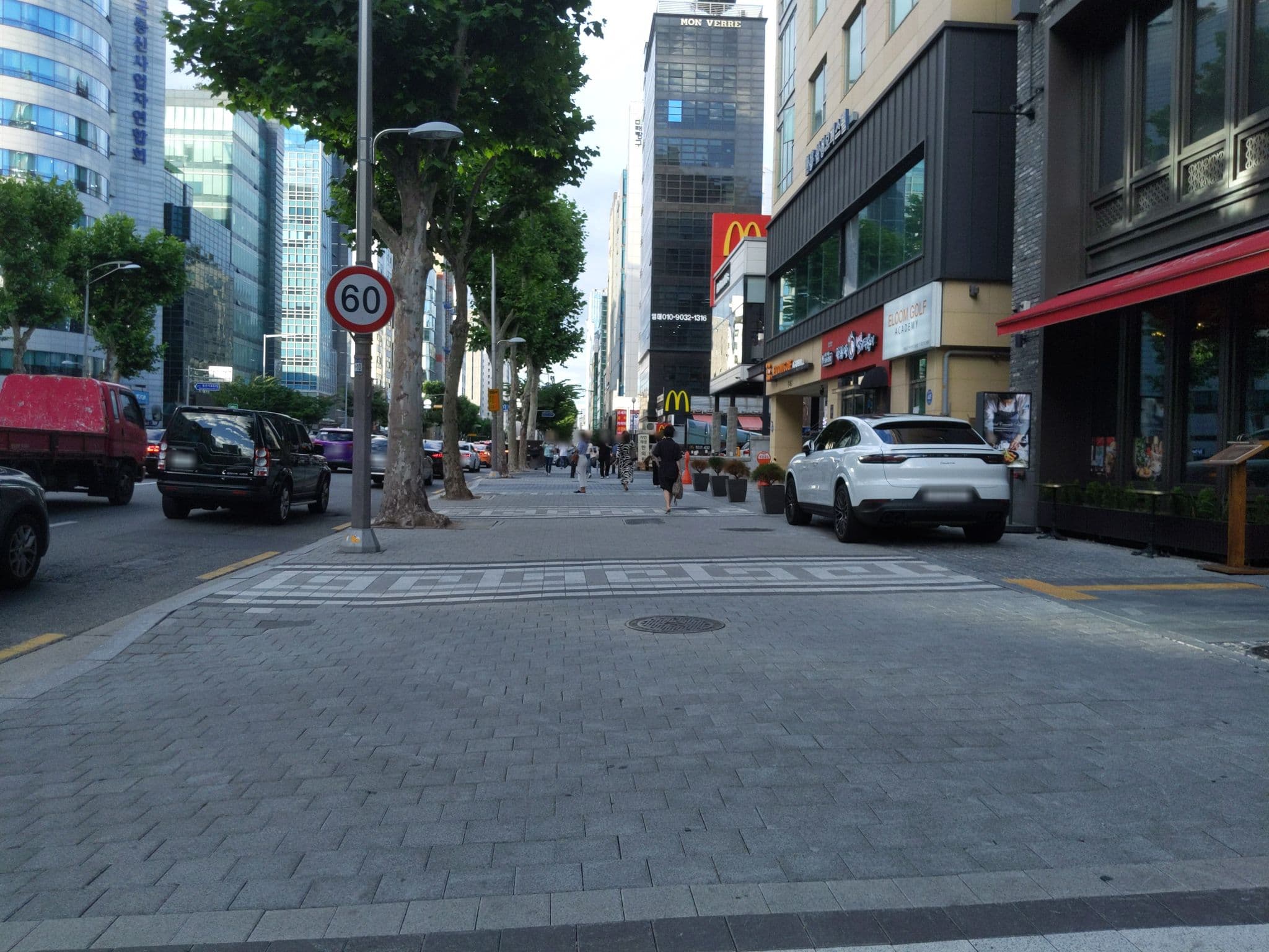 Street view near Hotel Crescendo Seoul, Yongsan-dong — © velaia (CC BY-SA · Mapillary)