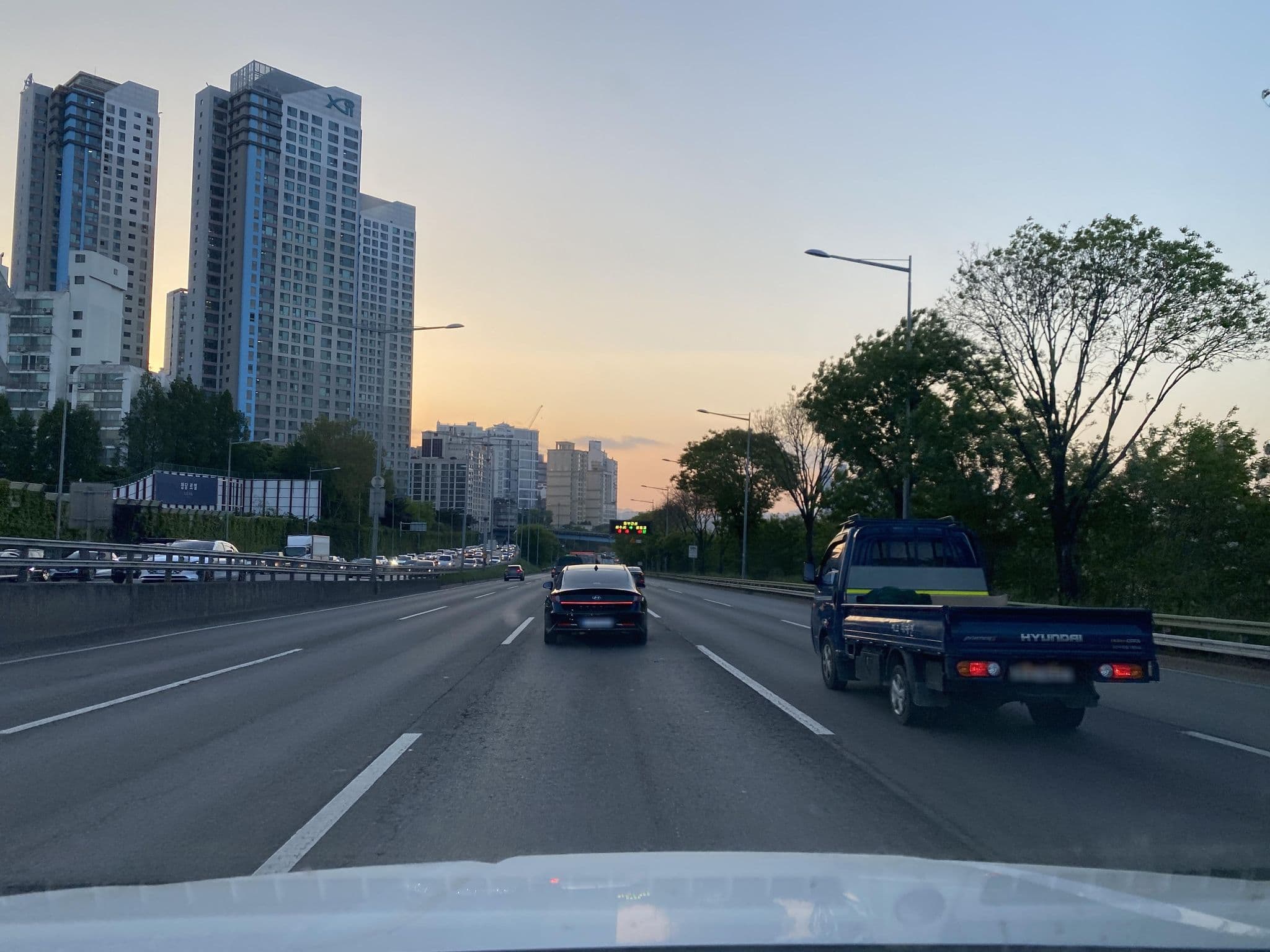 Street view near Mekong Angkor Palace Hotel, Yongsan-dong — © eneerhut (CC BY-SA · Mapillary)